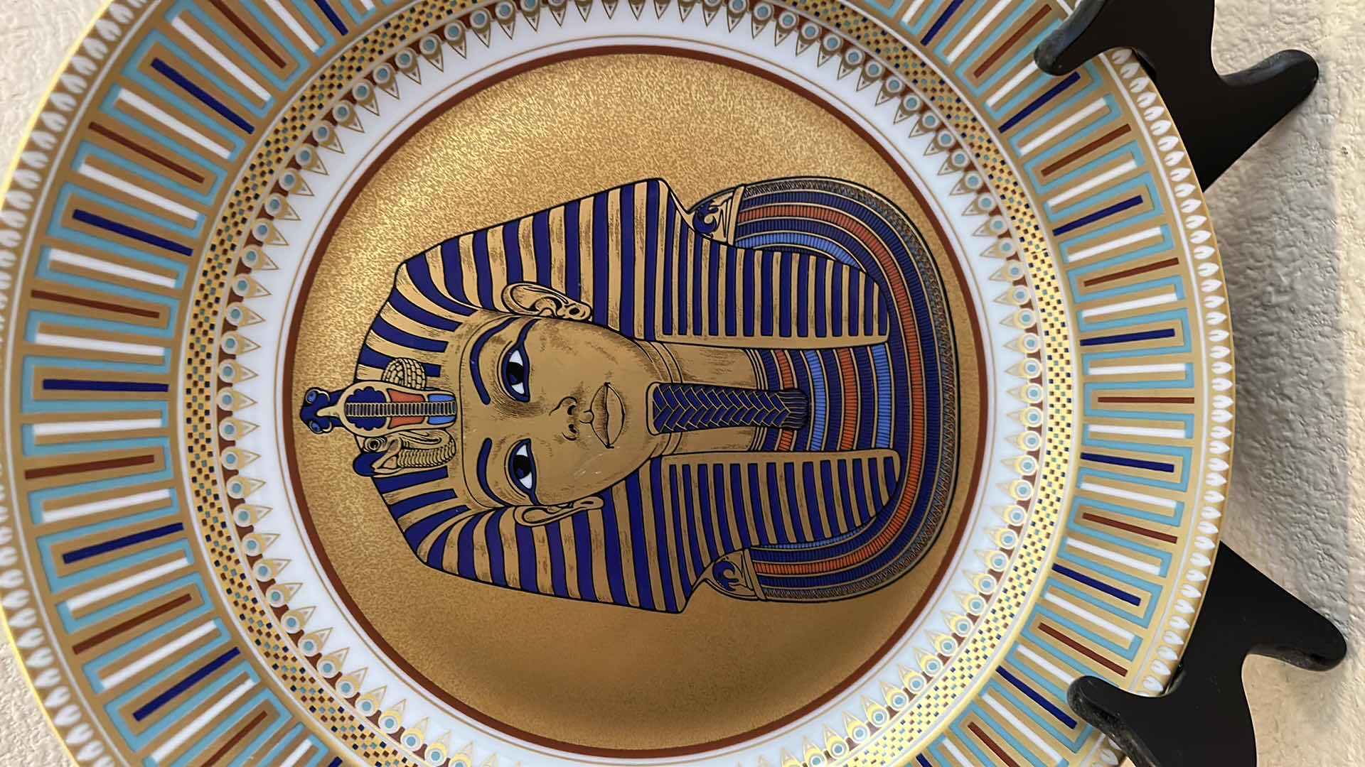 Photo 2 of DECORATIVE PLATE NUMBER 3104 KING TUT