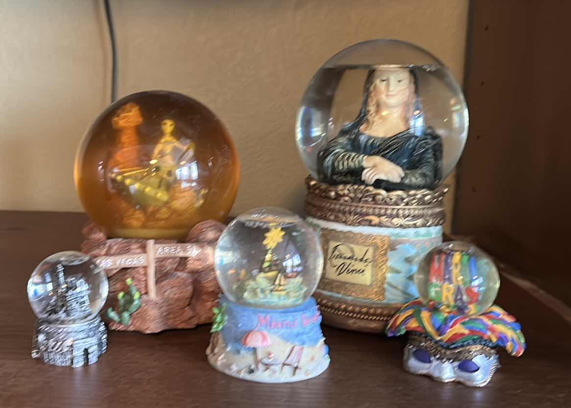 Photo 7 of 5 SNOW GLOBES - SOME MUSICAL