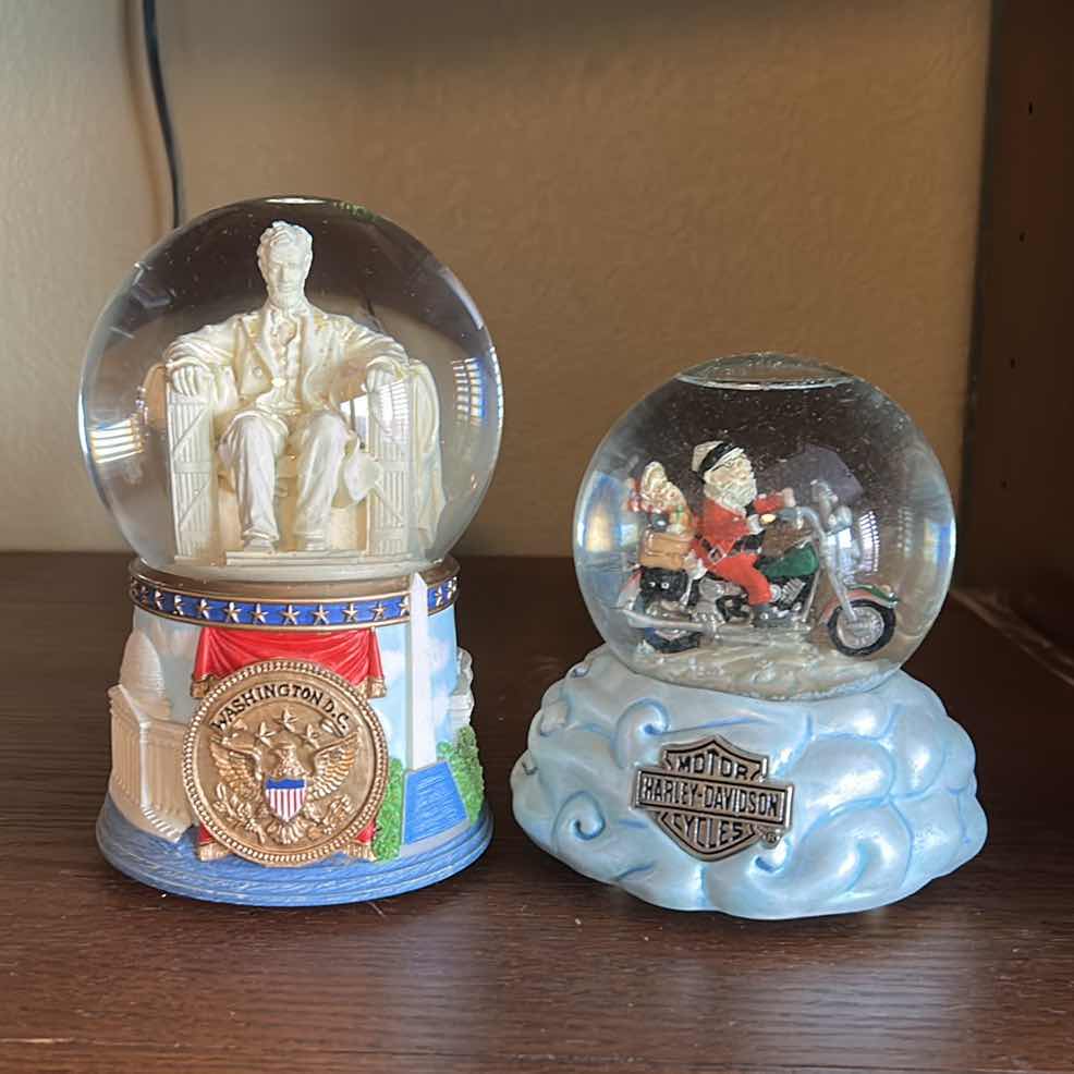 Photo 6 of 2 MUSICAL SNOW GLOBES