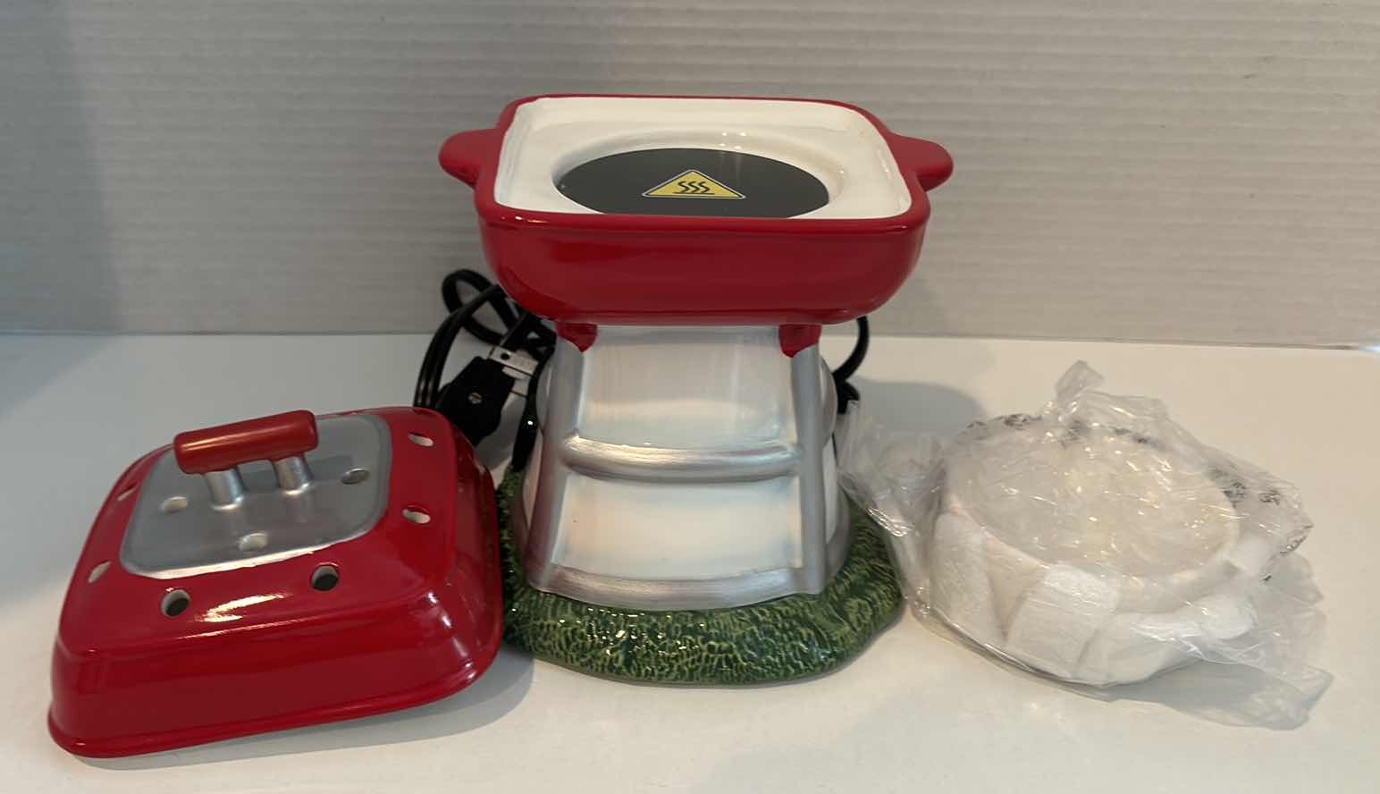 Photo 2 of NEW SCENTSY “THRILL OF THE GRILL” WAX WARMER BASE & WARMER DISH