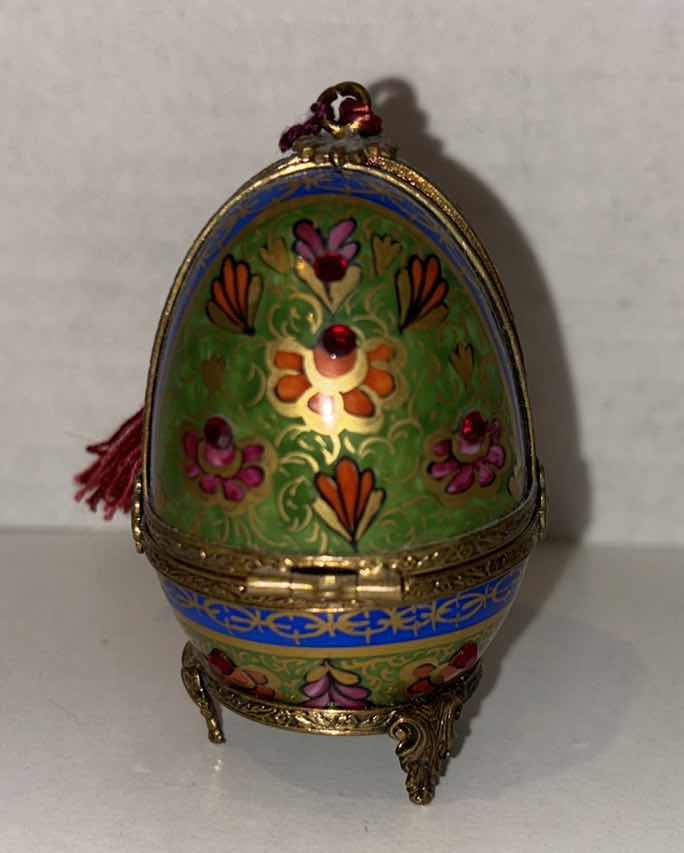 Photo 2 of ANTIQUE PEINT MAIN LINOGES, FRANCE 3” FABERGE SOUVENIR EGG (EMPTY)