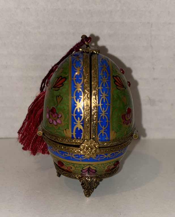 Photo 1 of ANTIQUE PEINT MAIN LINOGES, FRANCE 3” FABERGE SOUVENIR EGG (EMPTY)