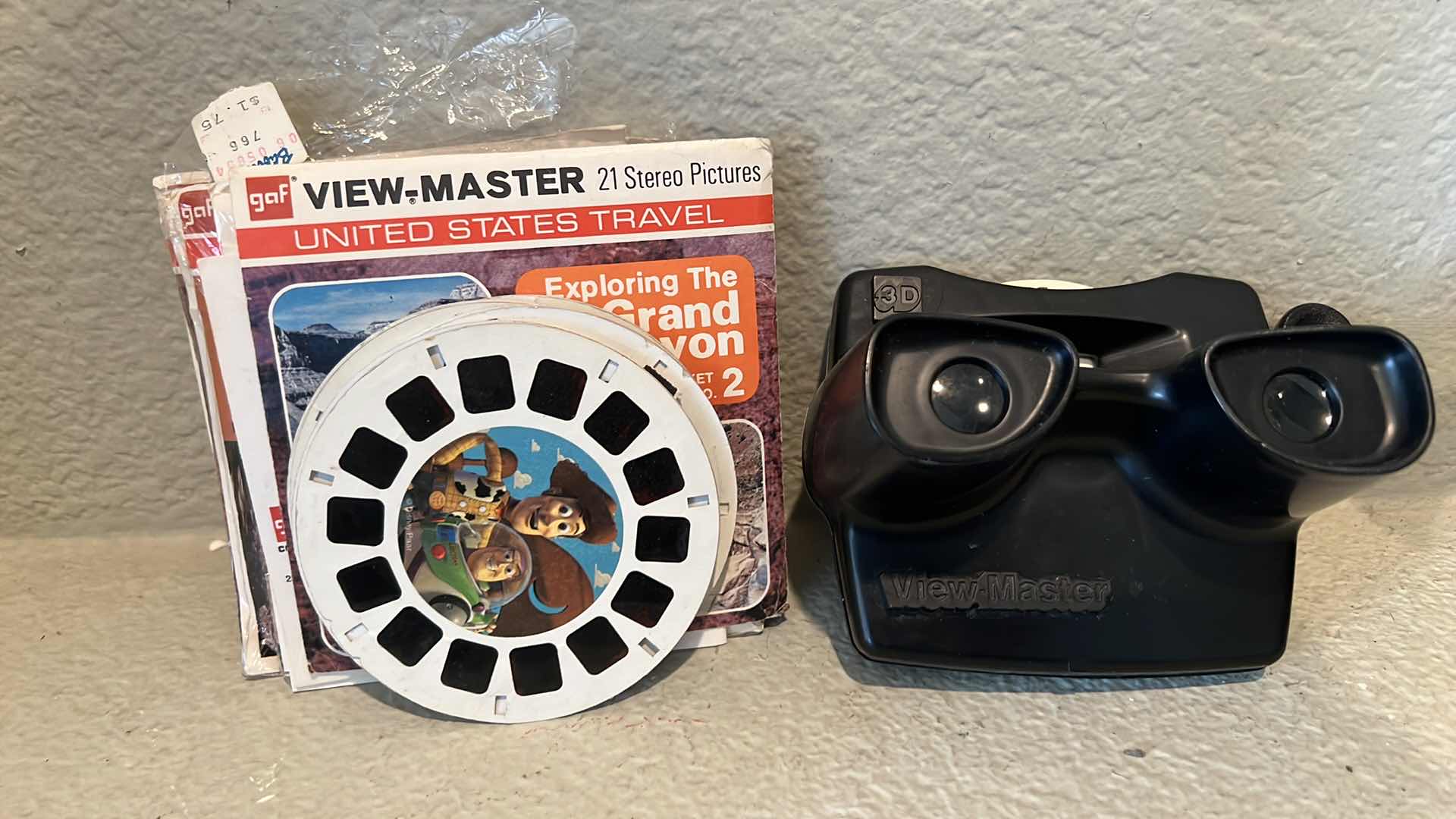Photo 1 of VIEW MASTER W VIEWERS