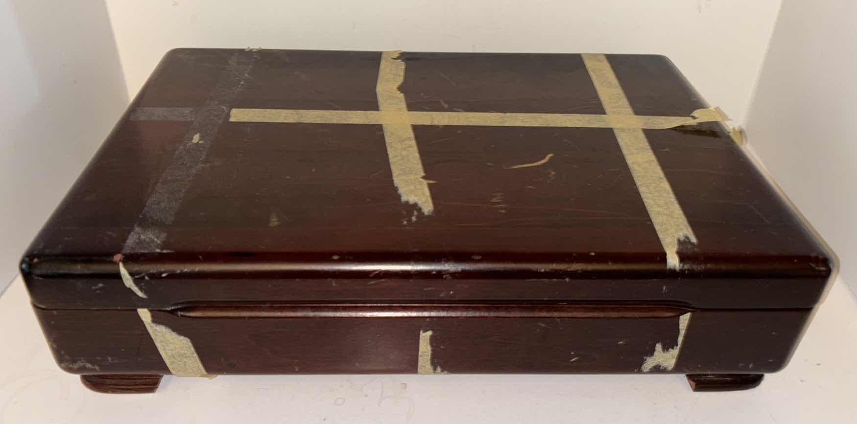 Photo 7 of 1881 ROGERS SILVERPLATE BY ONEIDA LTD SILVERSMITHS FLATWARE IN WOODEN BOX
