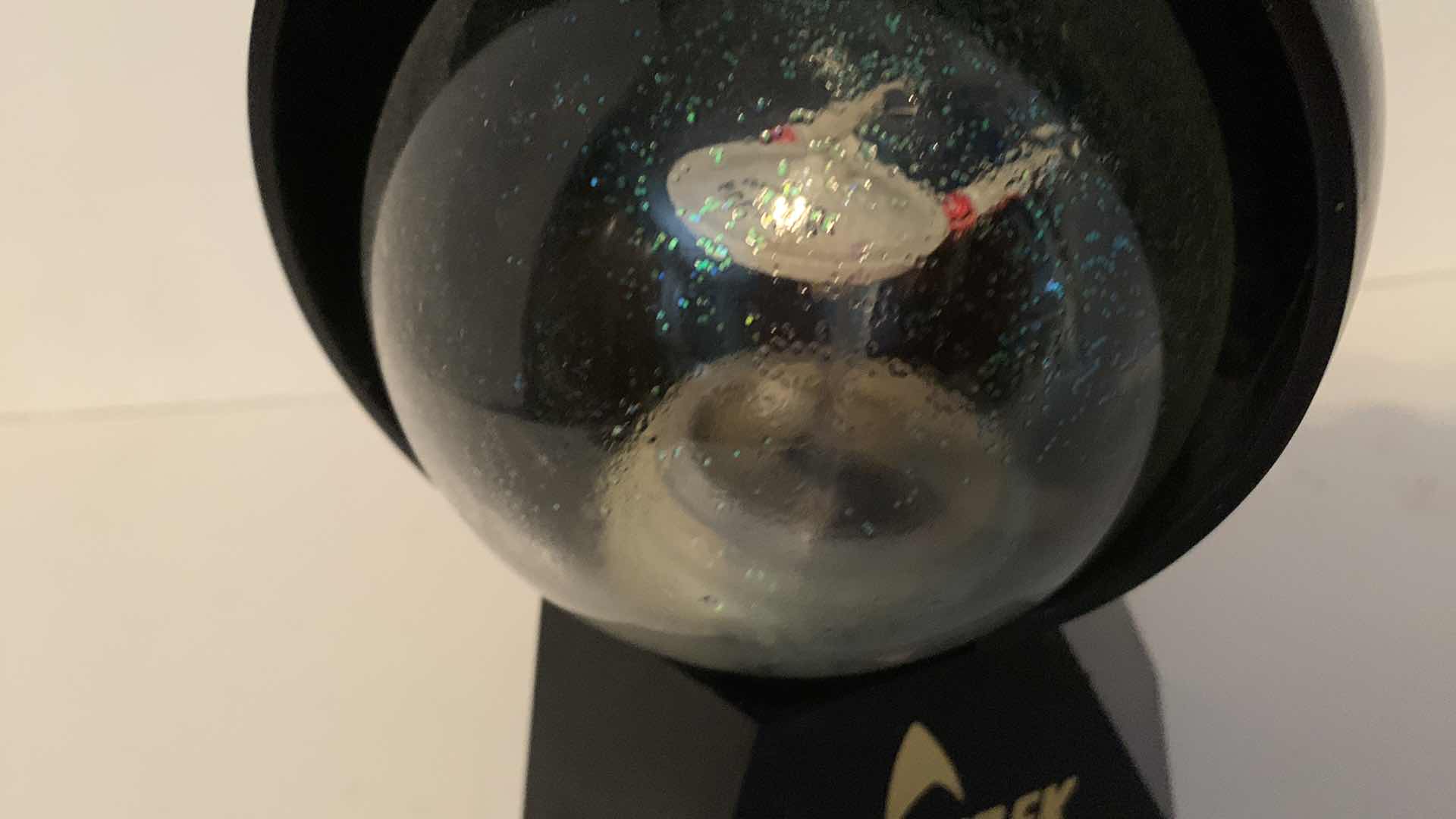 Photo 5 of STAR TREK NEXT GENERATION SPARKLE GLOBE 6 1/2” TALL AND ORIGINAL TREK WITH NO WATER