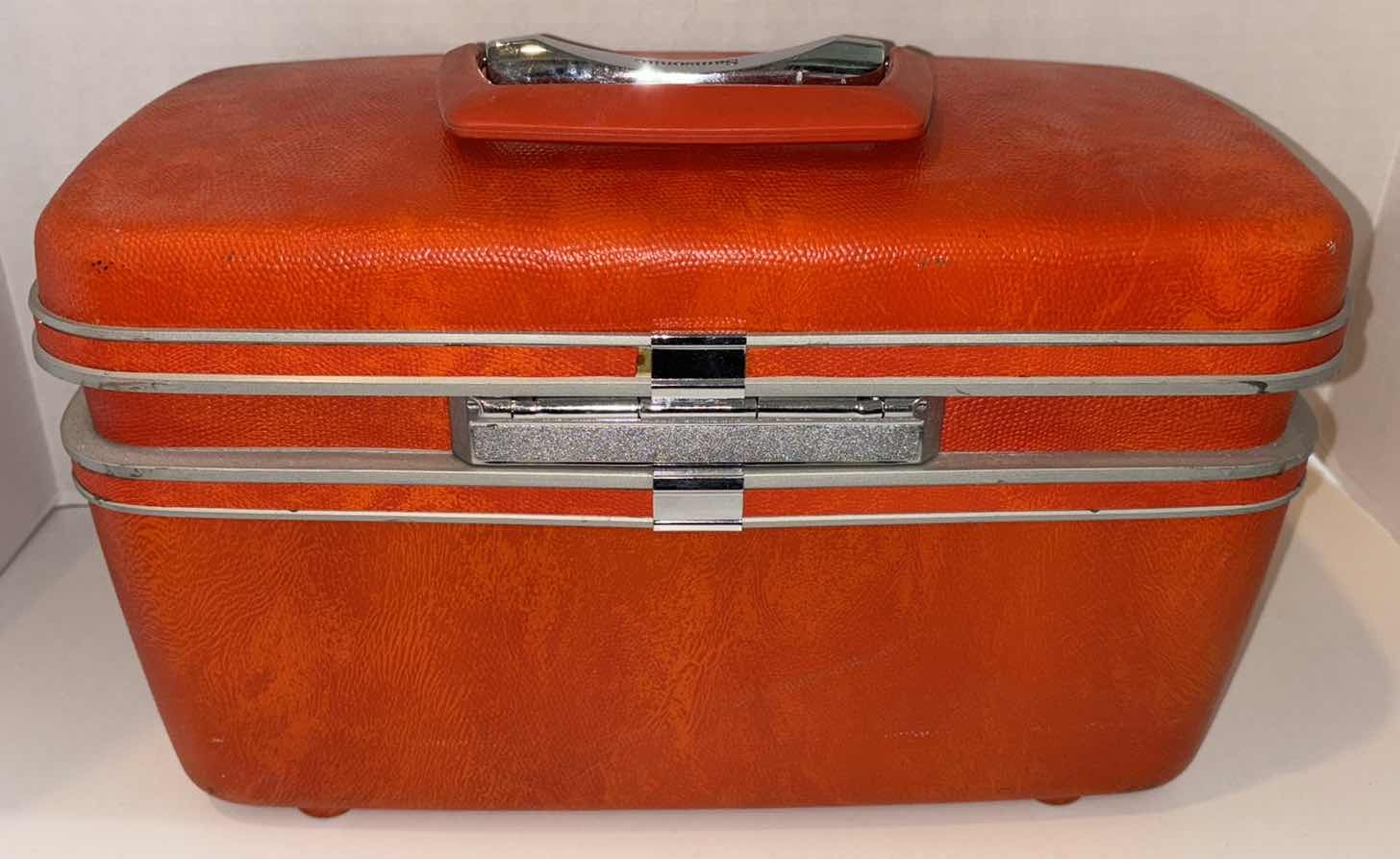 Photo 4 of VINTAGE SAMSONITE SILHOUETTE HARD COSMETIC TRAVELING CASE 8” x 15” H9.5”