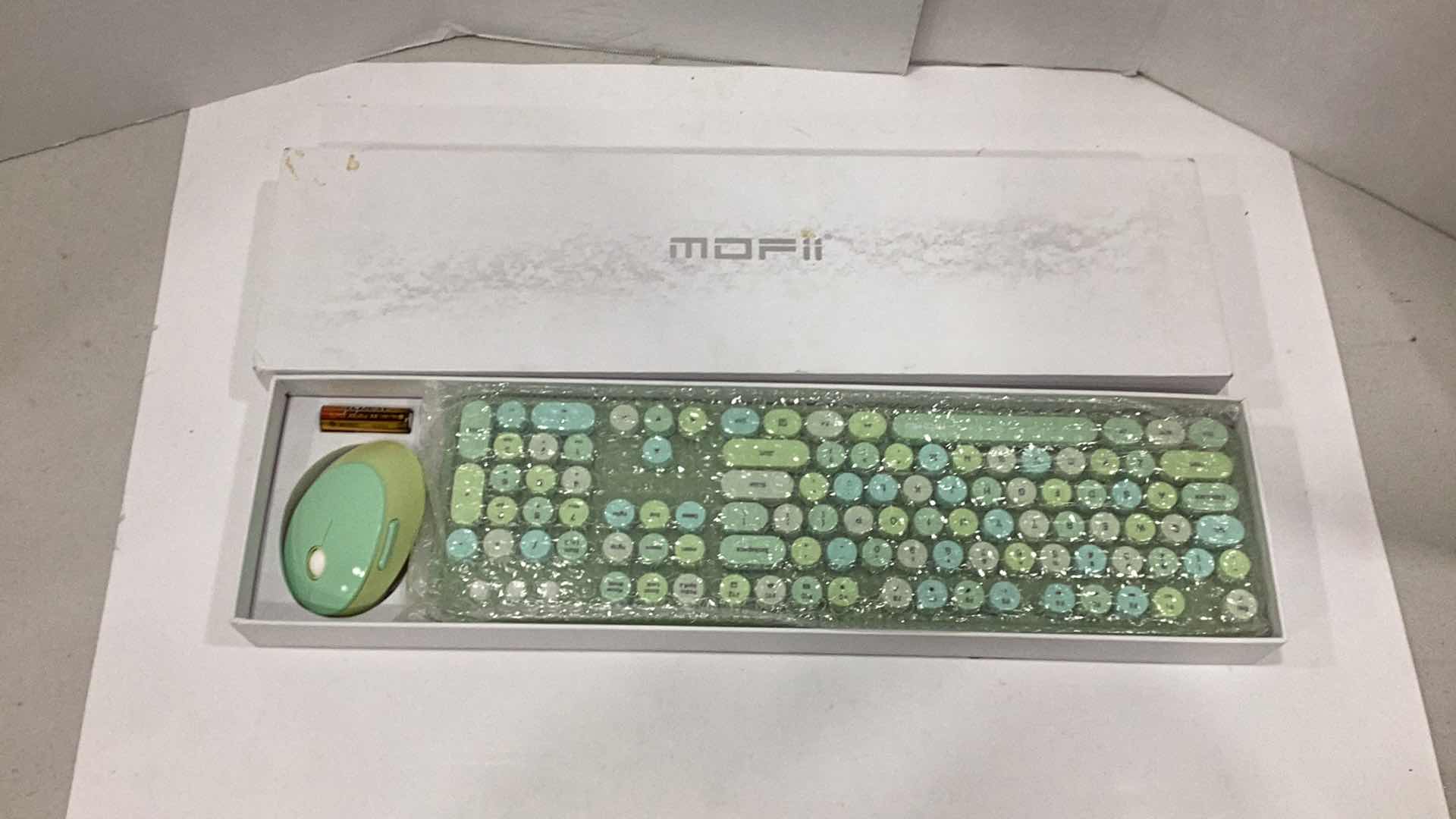 Photo 2 of MOFII WIRELESS KEYBOARD AND MOUSE SET GREEN