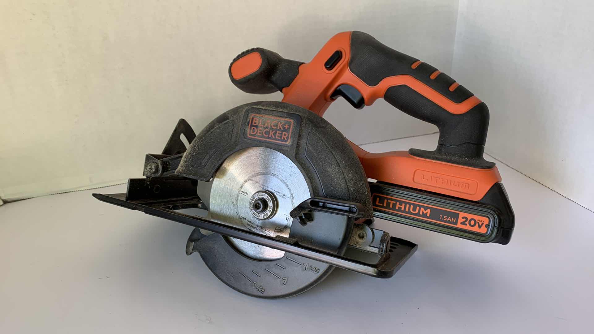 Photo 1 of BLACK AND DECKER ROTARY HAND SAW BATTERY OPERATED