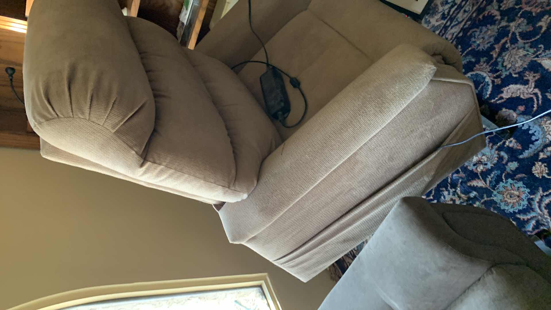 Photo 3 of LIFTING RECLINER