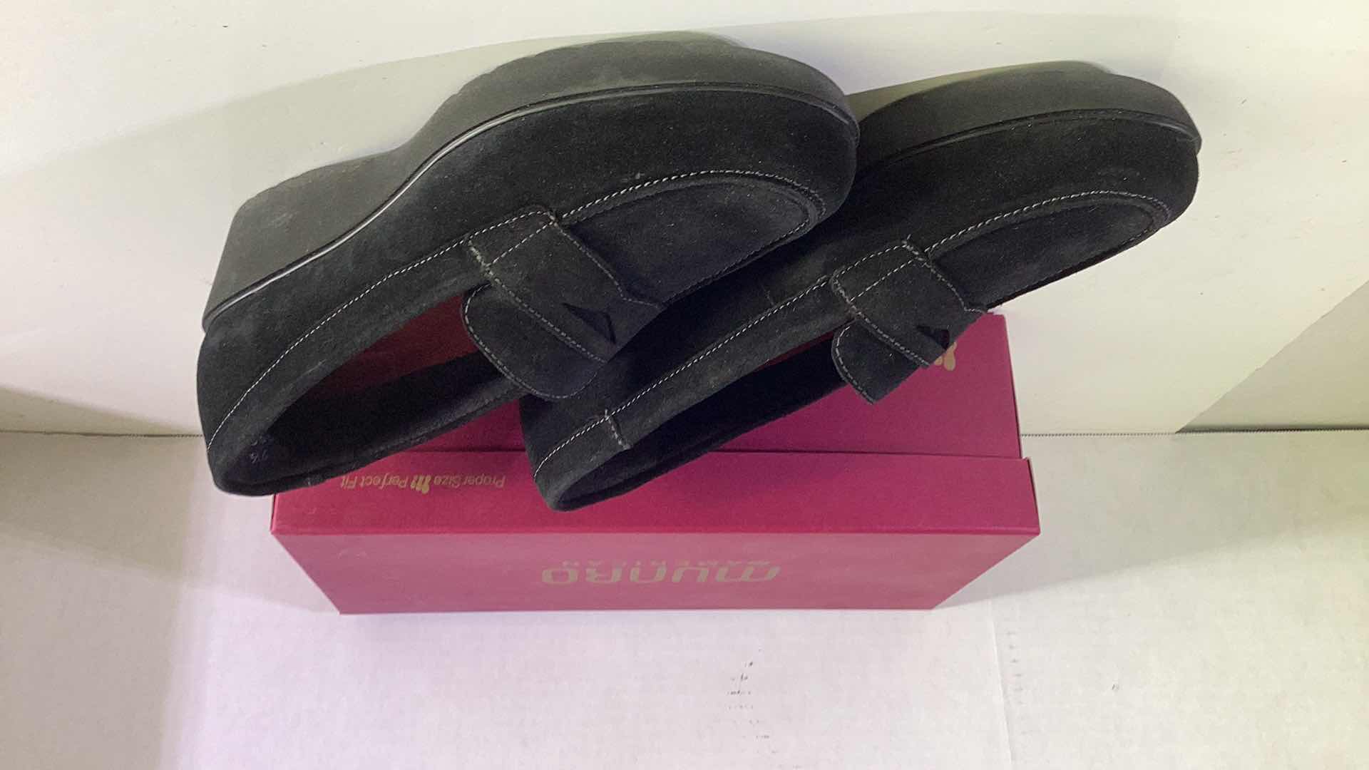 Photo 1 of MUNRO WOMENS SIZE 9.5 SUEDE SHOE