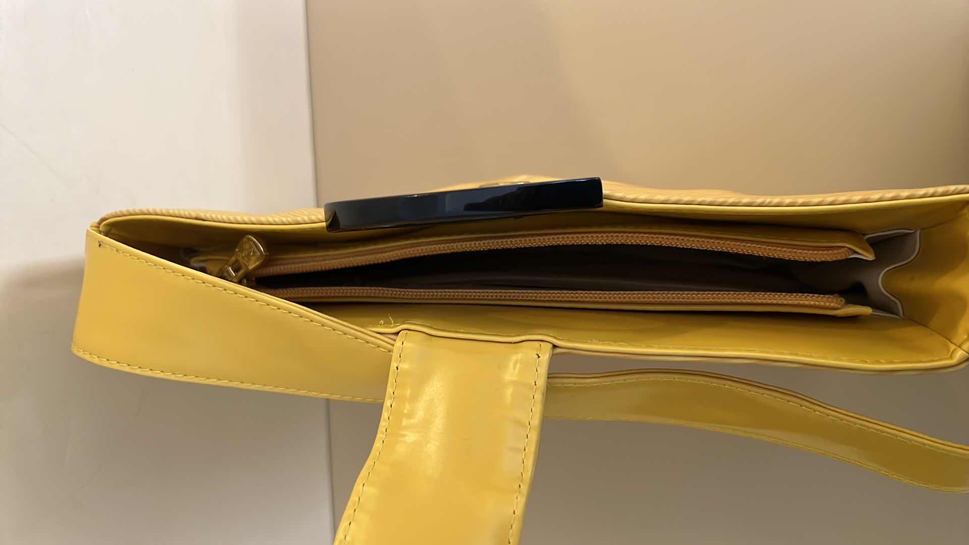 Photo 3 of CANARY YELLOW LOUIS VUITTON HANDBAG (NOT AUTHENTIC)