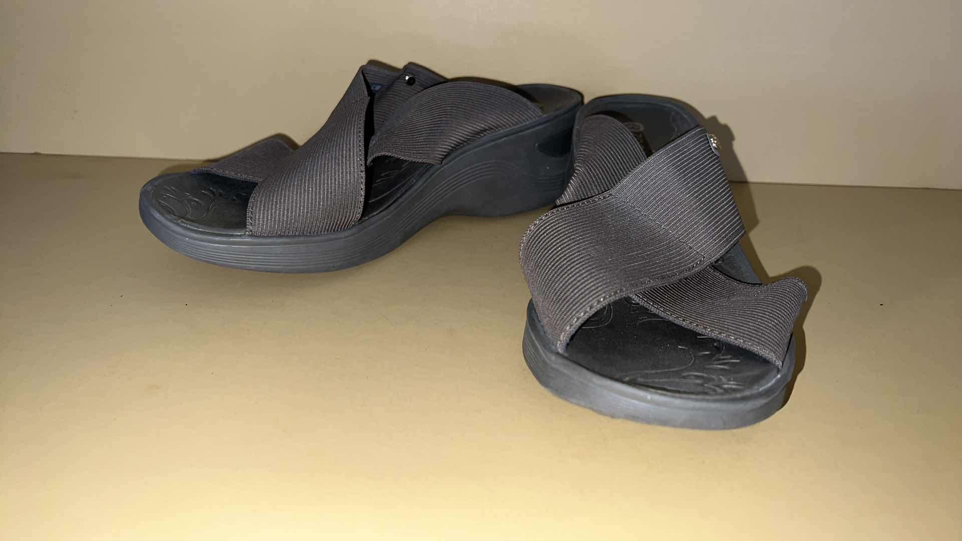 Photo 2 of BZEES LADIES SHOES (SIZE 8)