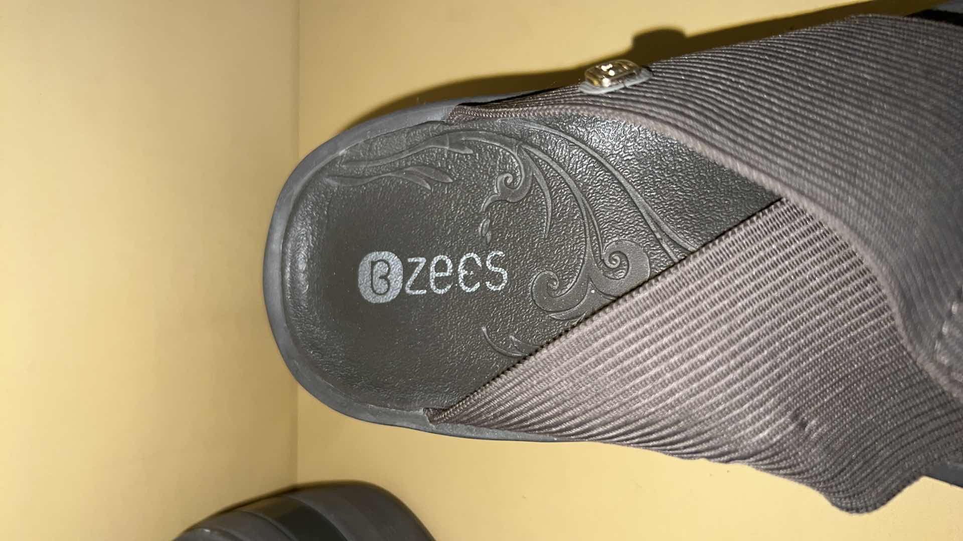 Photo 6 of BZEES LADIES SHOES (SIZE 8)