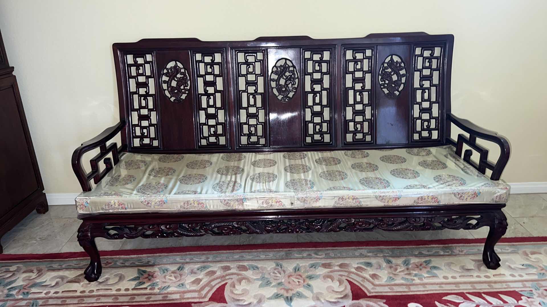 Photo 1 of VINTAGE CHINESE HANDCARVED ROSEWOOD SOFA W GOLD PADDED SEAT CUSHION W7'