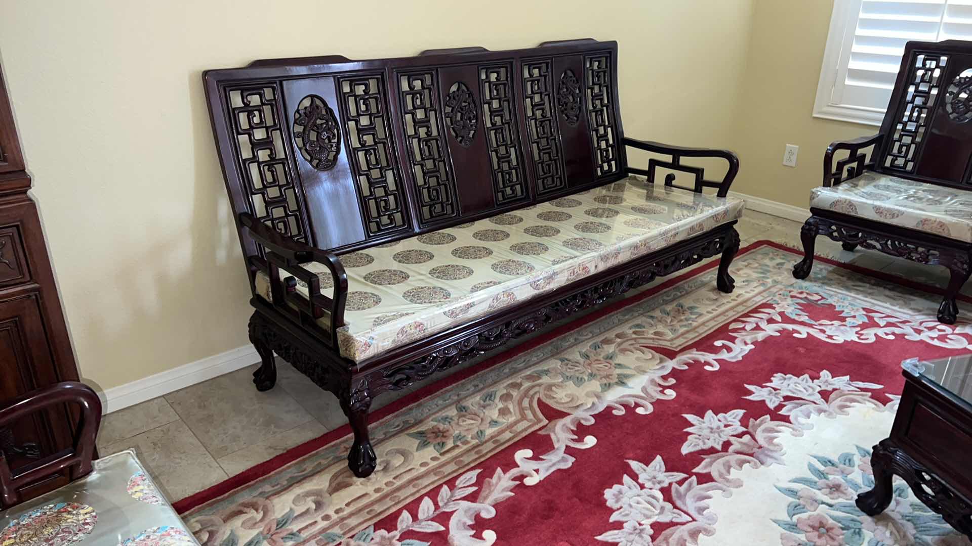 Photo 3 of VINTAGE CHINESE HANDCARVED ROSEWOOD SOFA W GOLD PADDED SEAT CUSHION W7'