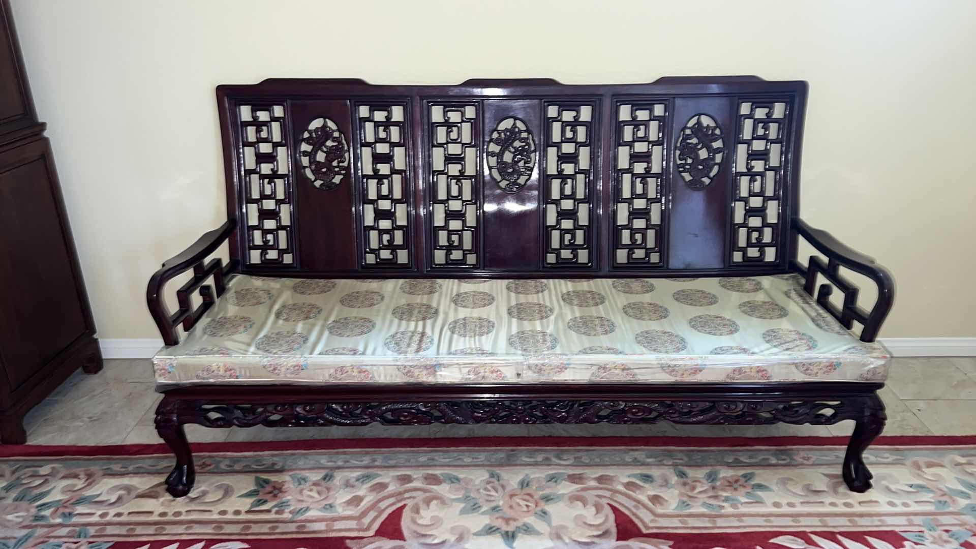 Photo 2 of VINTAGE CHINESE HANDCARVED ROSEWOOD SOFA W GOLD PADDED SEAT CUSHION W7'