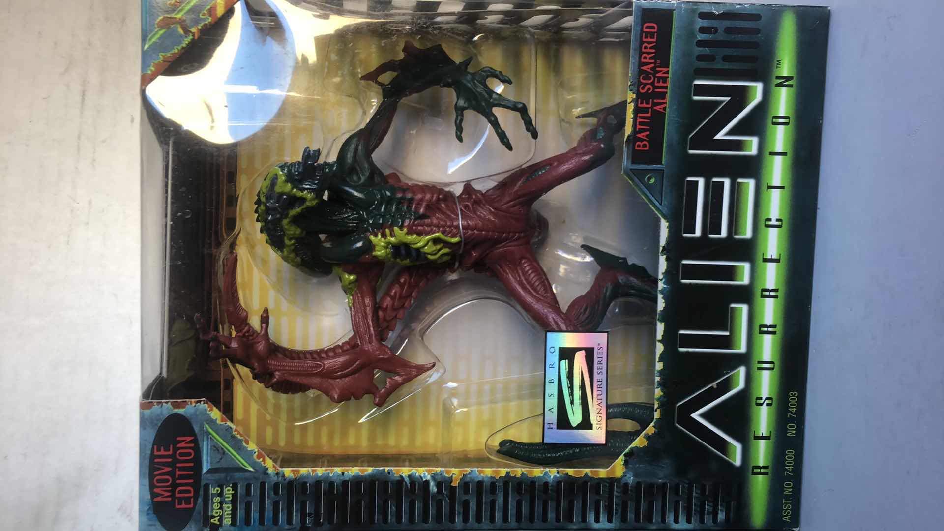 Photo 3 of NIB ALIENS MOVIE ACTION FIGURES WARRIOR ALIEN AND BATTLE SCARRED ALIEN