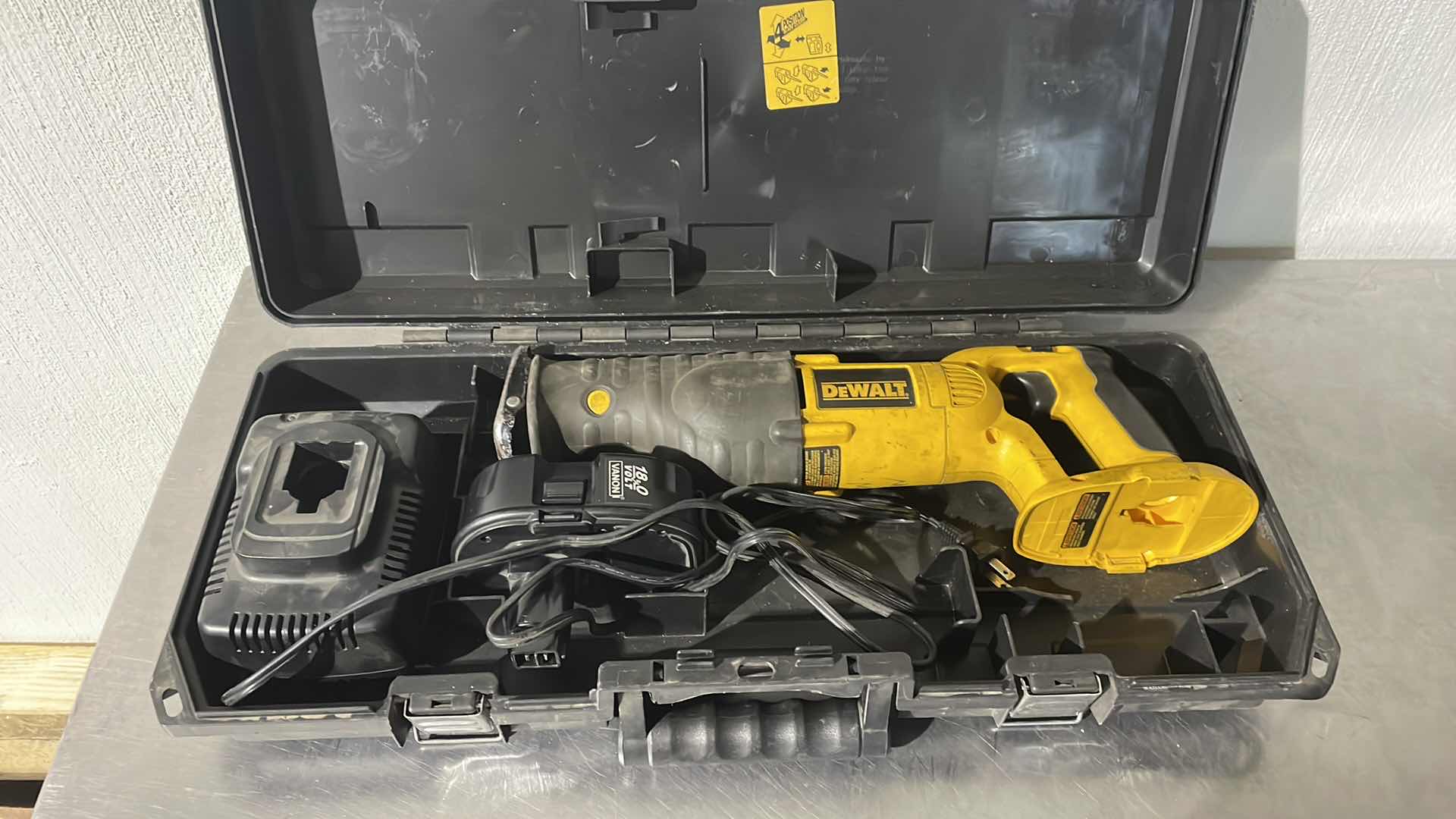 Photo 1 of DEWALT 18V VARIABLE SPEED RECIPROCATING SAW DC385 WITH CHARGER AND BATTERY IN HARD CASE
TESTED WORKING