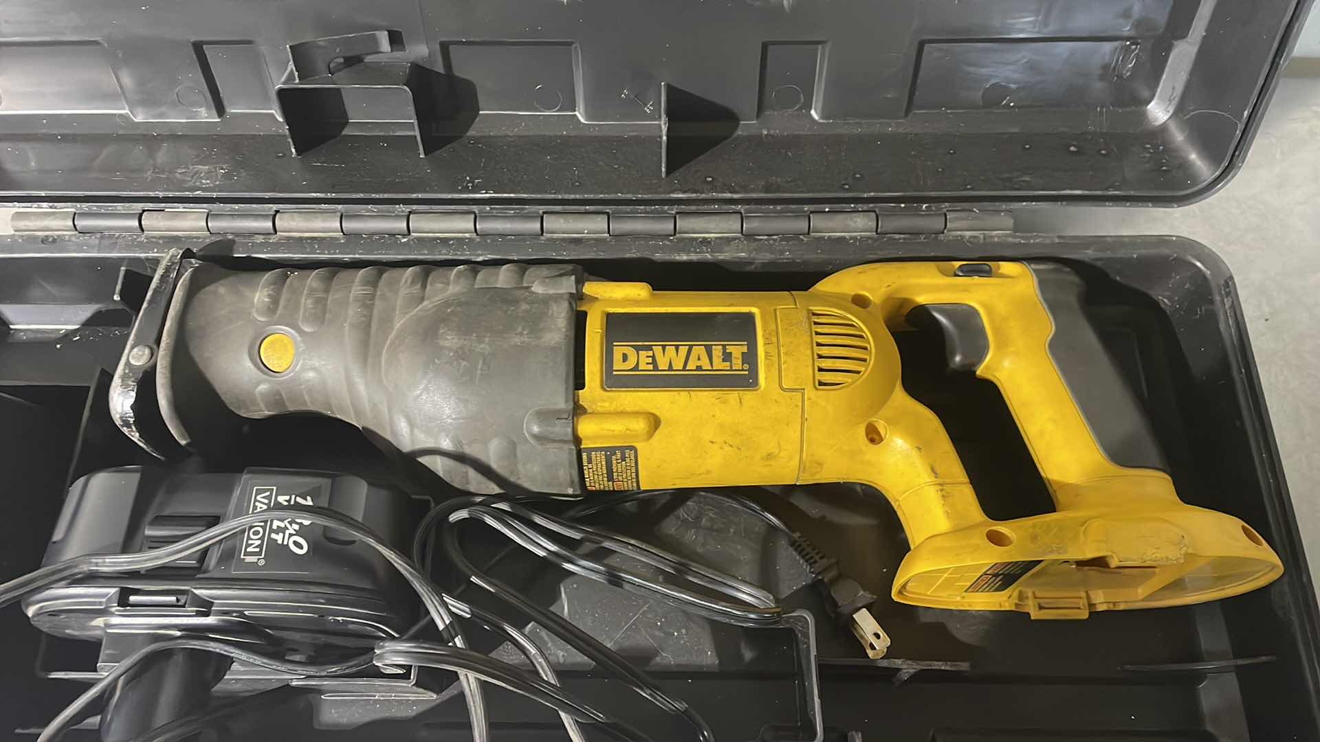 Photo 4 of DEWALT 18V VARIABLE SPEED RECIPROCATING SAW DC385 WITH CHARGER AND BATTERY IN HARD CASE
TESTED WORKING