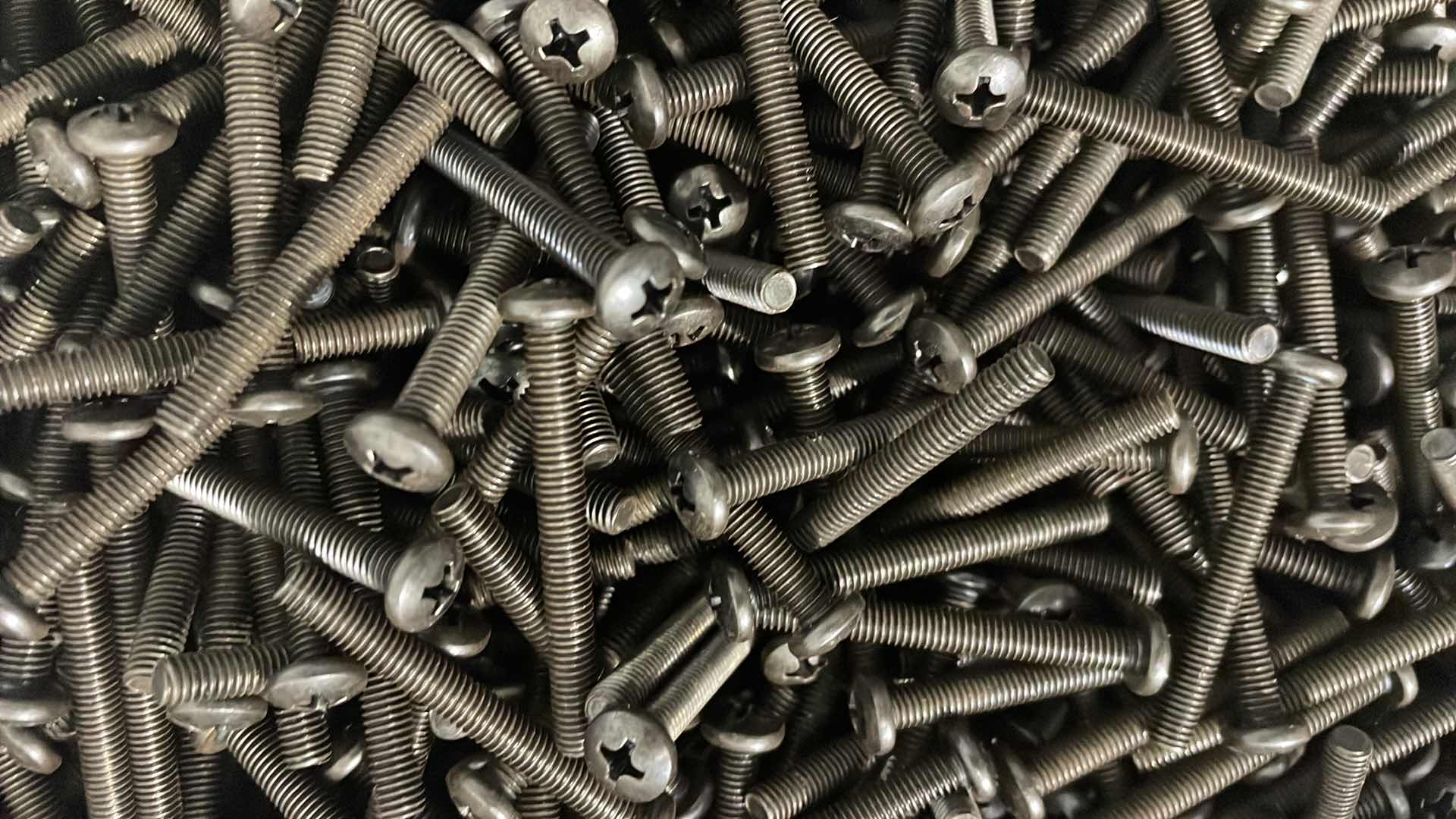 Photo 2 of #10-32 X 1-3/4” MACHINE SCREWS 2300pcs