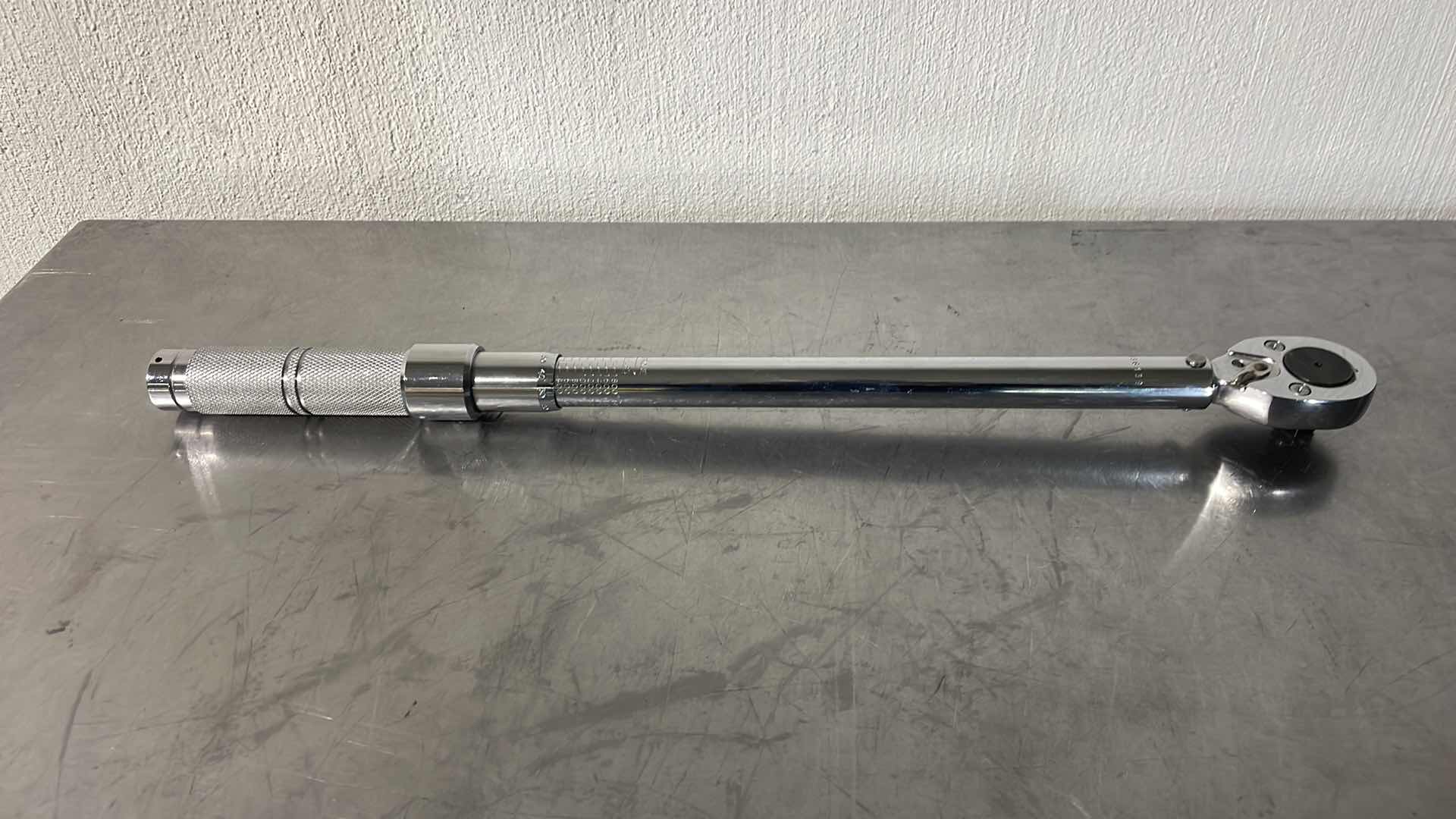 Photo 2 of PROTO PROFESSIONAL USA 6068C 1/2"- DRIVE MICROMETER TORQUE WRENCH 300-1800IN/LBS