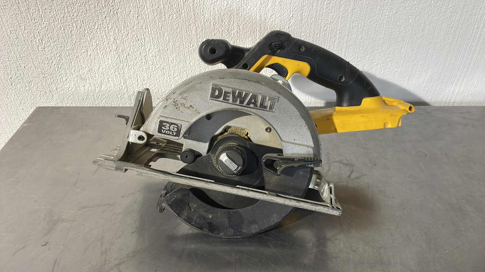 Photo 1 of DEWALT 36V DC300 7-1/4” CORDLESS CIRCULAR SAW UNTESTED