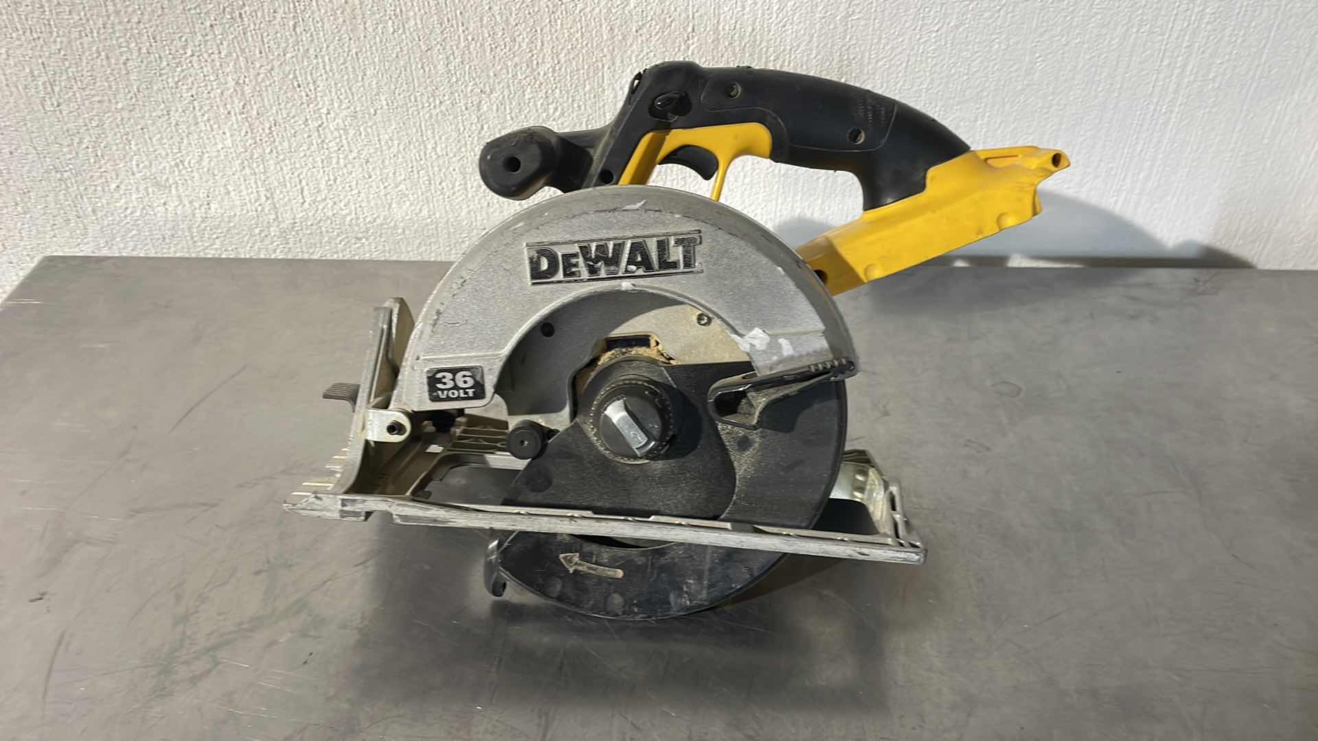 Photo 1 of DEWALT 36V DC300 7-1/4” CORDLESS CIRCULAR SAW UNTESTED