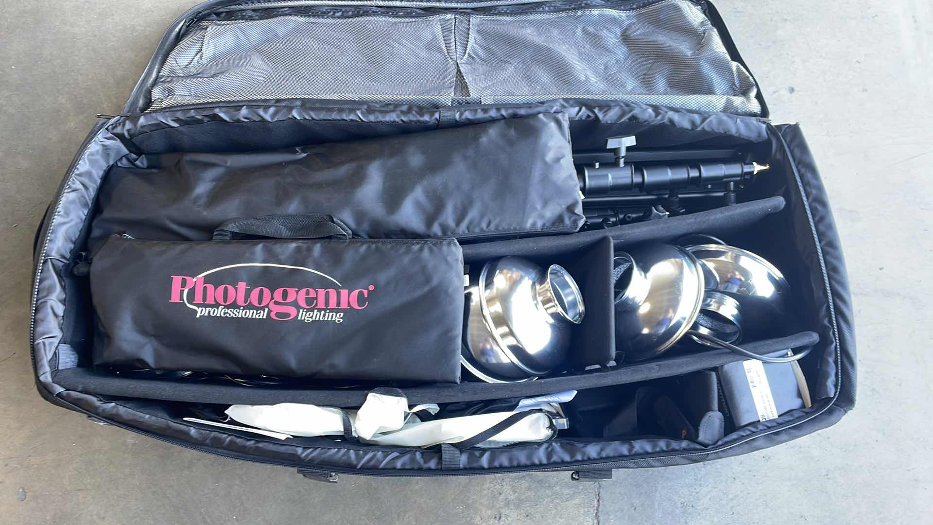 Photo 2 of PHOTOGENIC PROFESSIONAL LIGHTING STUDIO MAX III IN ROLLING CASE