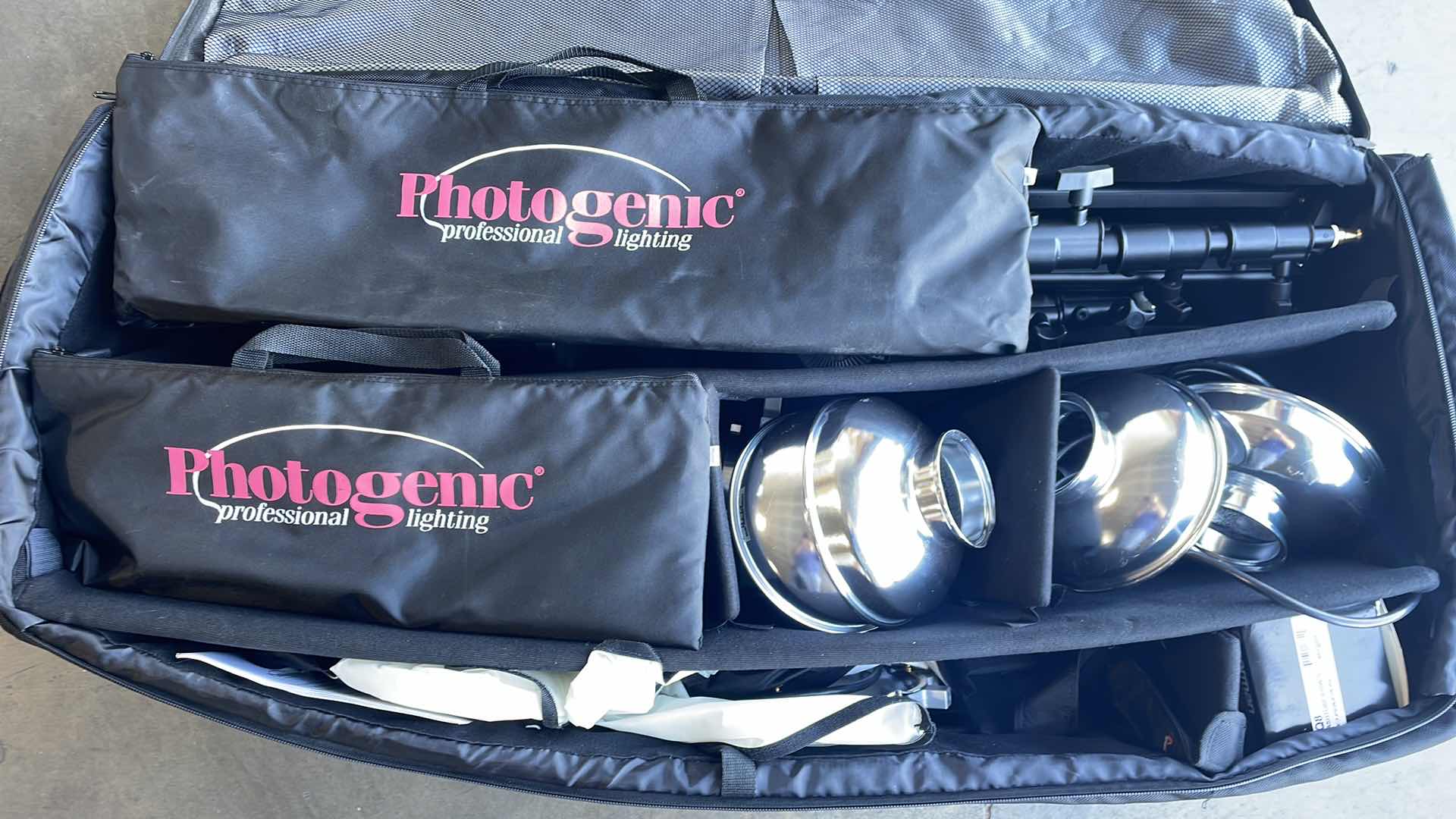 Photo 5 of PHOTOGENIC PROFESSIONAL LIGHTING STUDIO MAX III IN ROLLING CASE