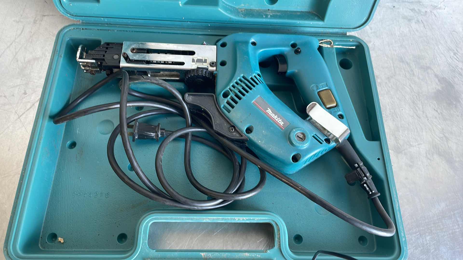 Photo 2 of MAKITA AUTO FEED SCREWDRIVER