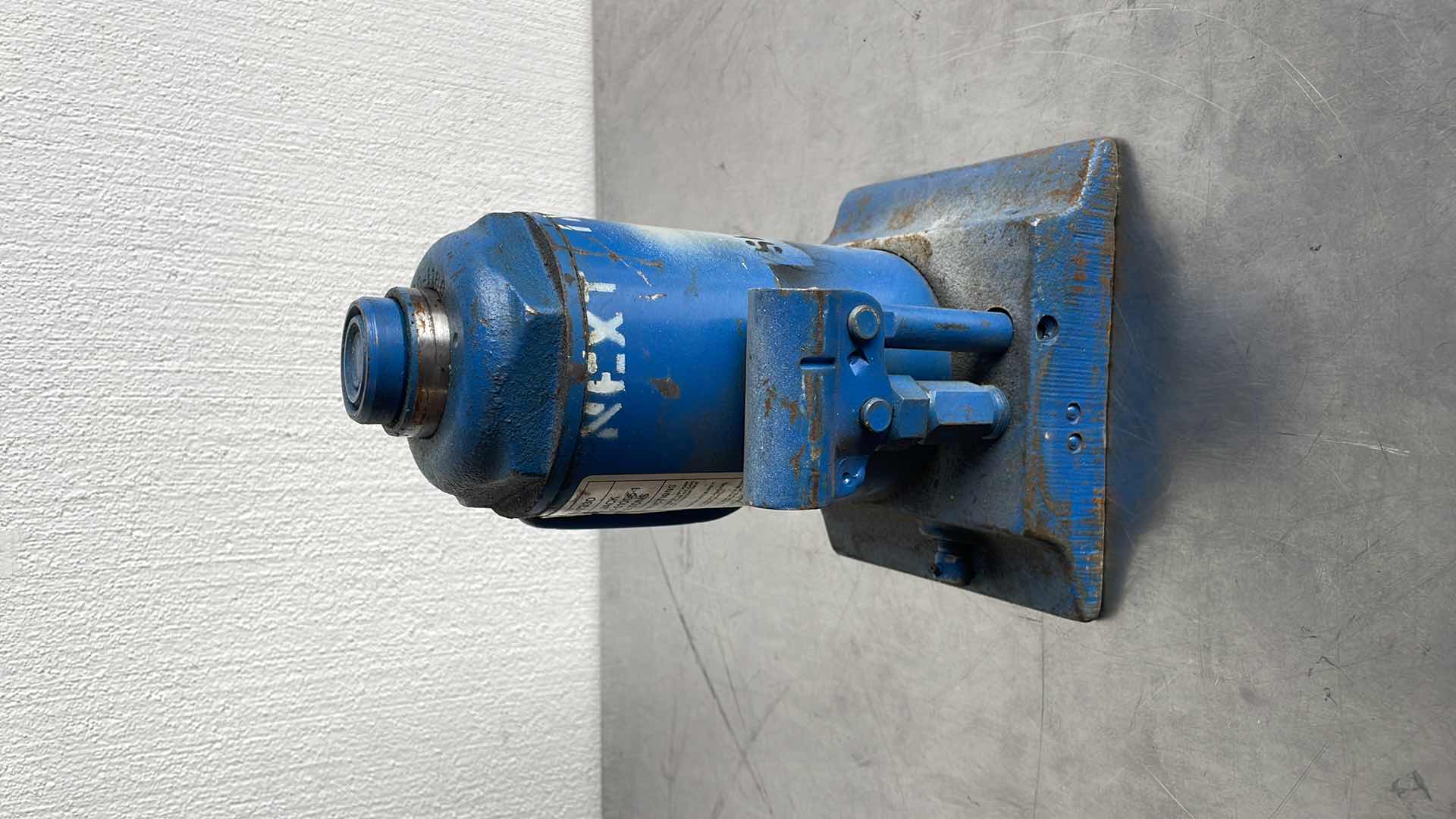 Photo 2 of HYDRAULIC BOTTLE JACK 12 TON CAPACITY