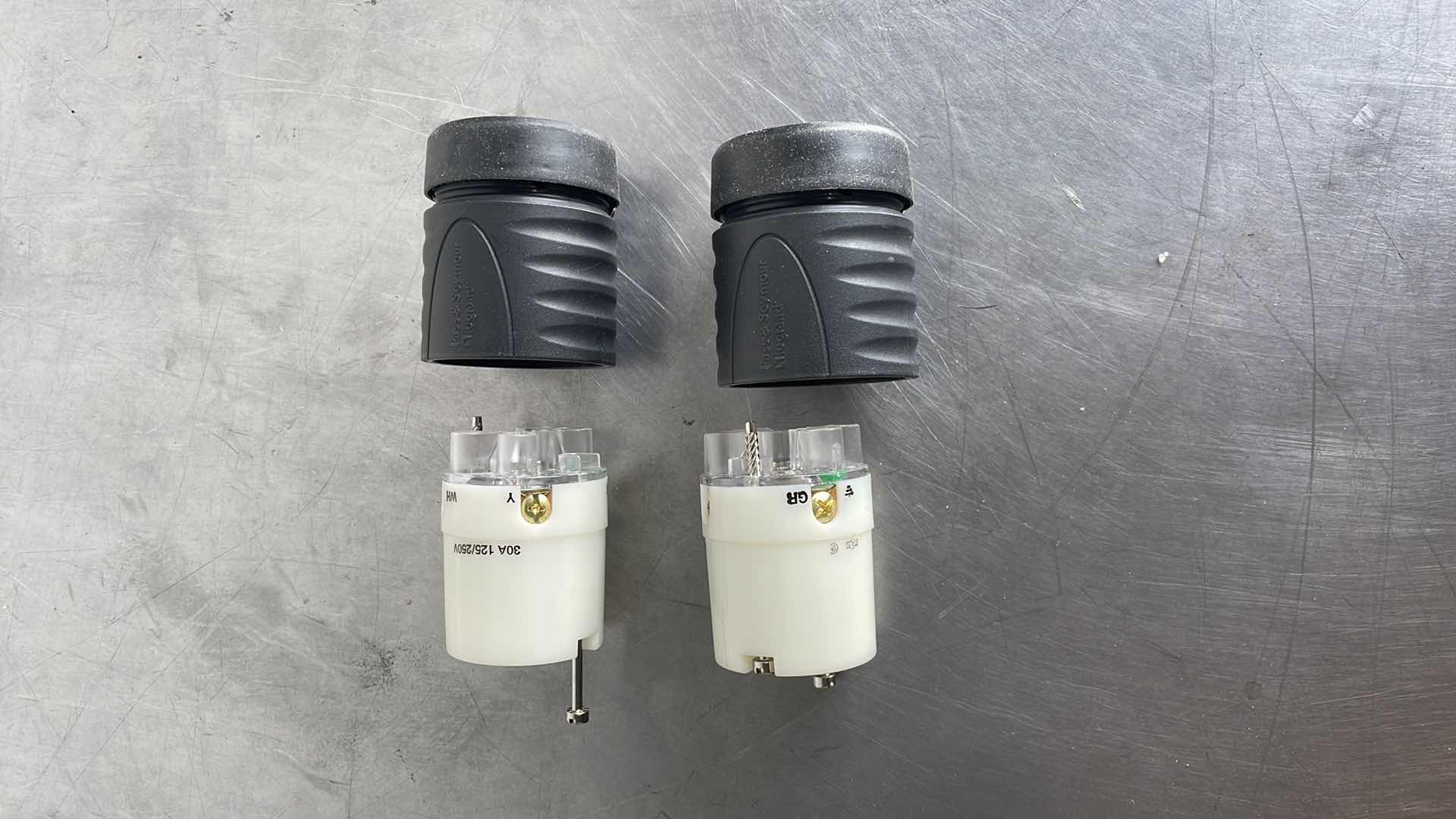 Photo 1 of TURNLOK 30A 125/250V 3P 4W CONNECTOR (2)