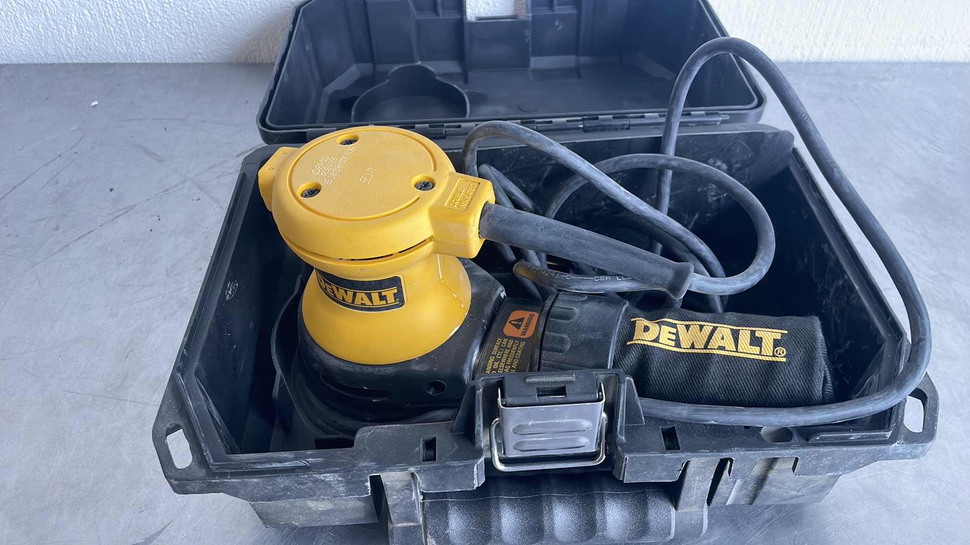 Photo 1 of DEWALT RANDON ORBIT PALM SANDER DW421