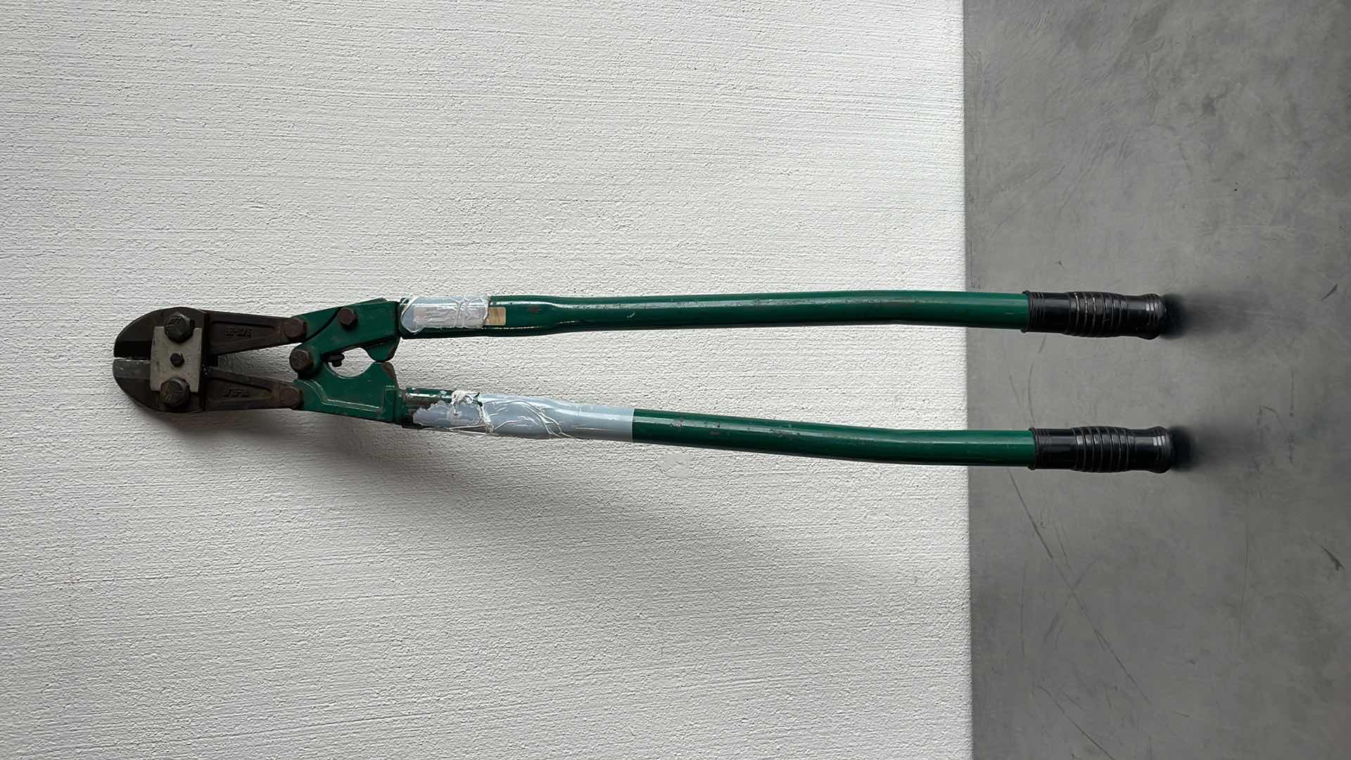 Photo 1 of 9/16–36 ANGLED BOLT/WIRE CUTTERS