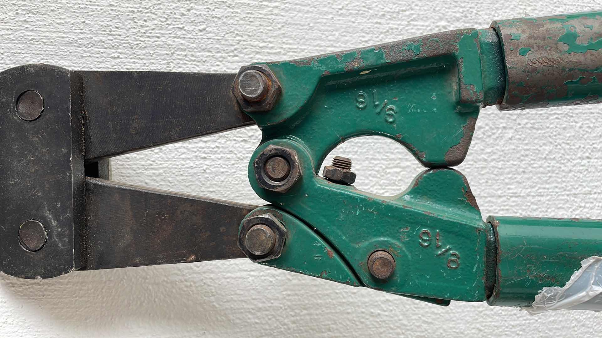 Photo 3 of 9/16–36 ANGLED BOLT/WIRE CUTTERS