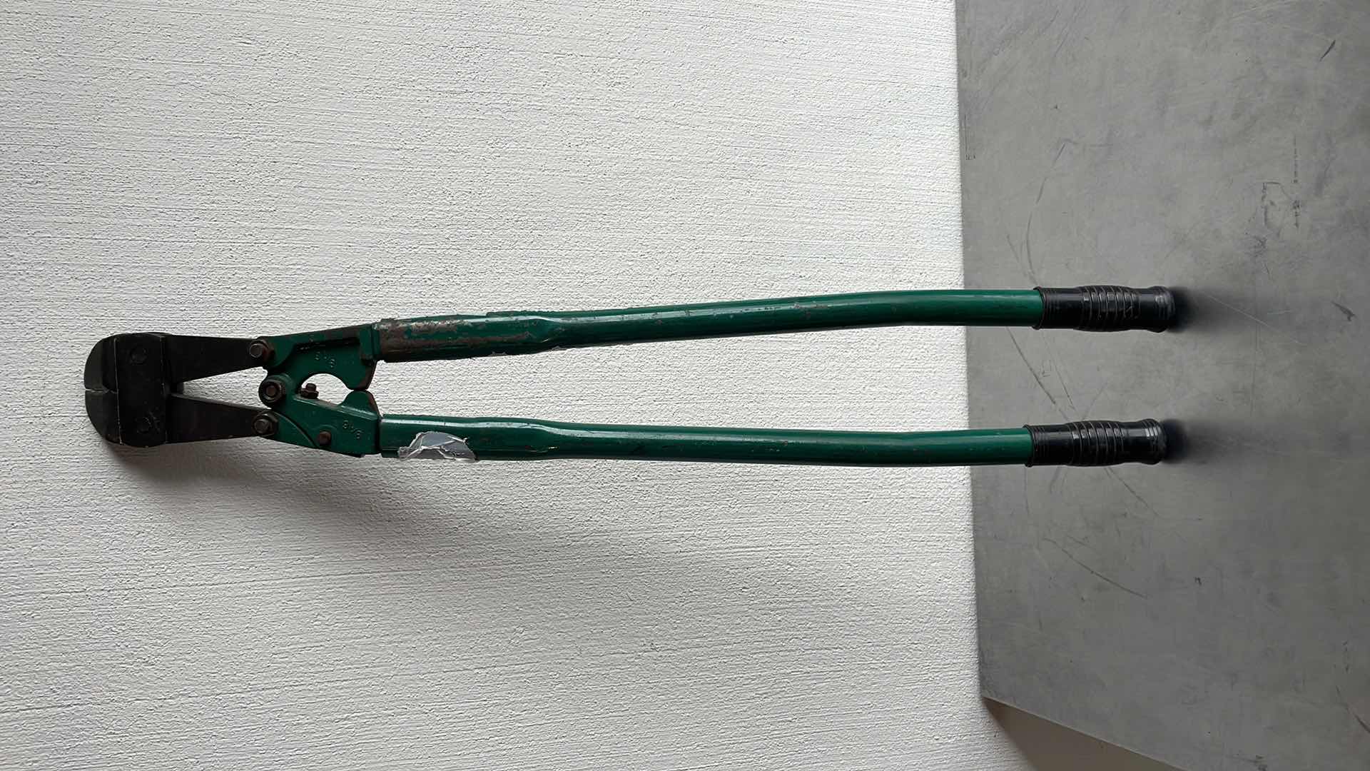 Photo 2 of 9/16–36 ANGLED BOLT/WIRE CUTTERS
