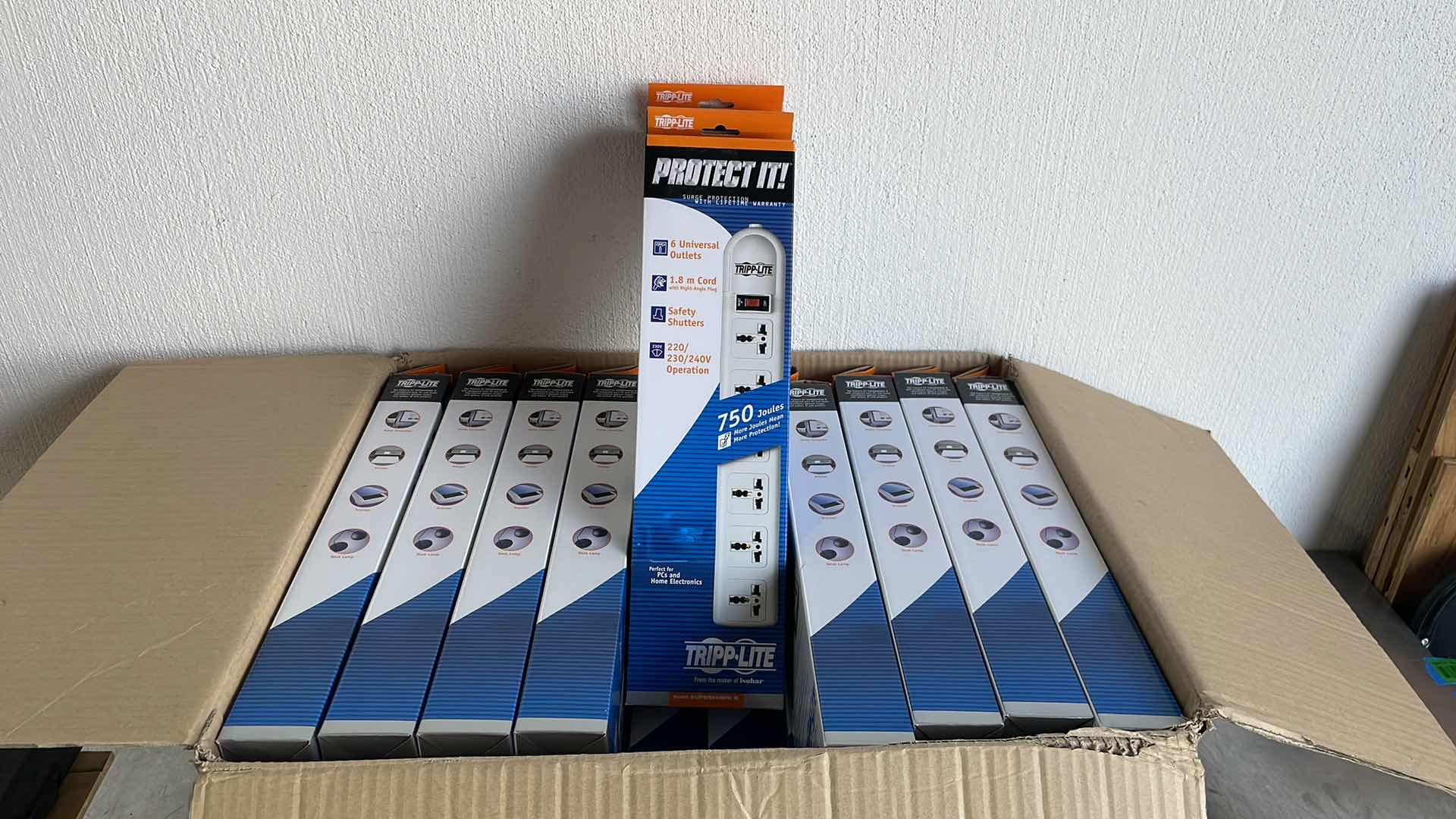 Photo 1 of TRIPP LITE 230V 6-UNIVERSAL OUTLET SURGE PROTECTOR POWER STRIPS (20)