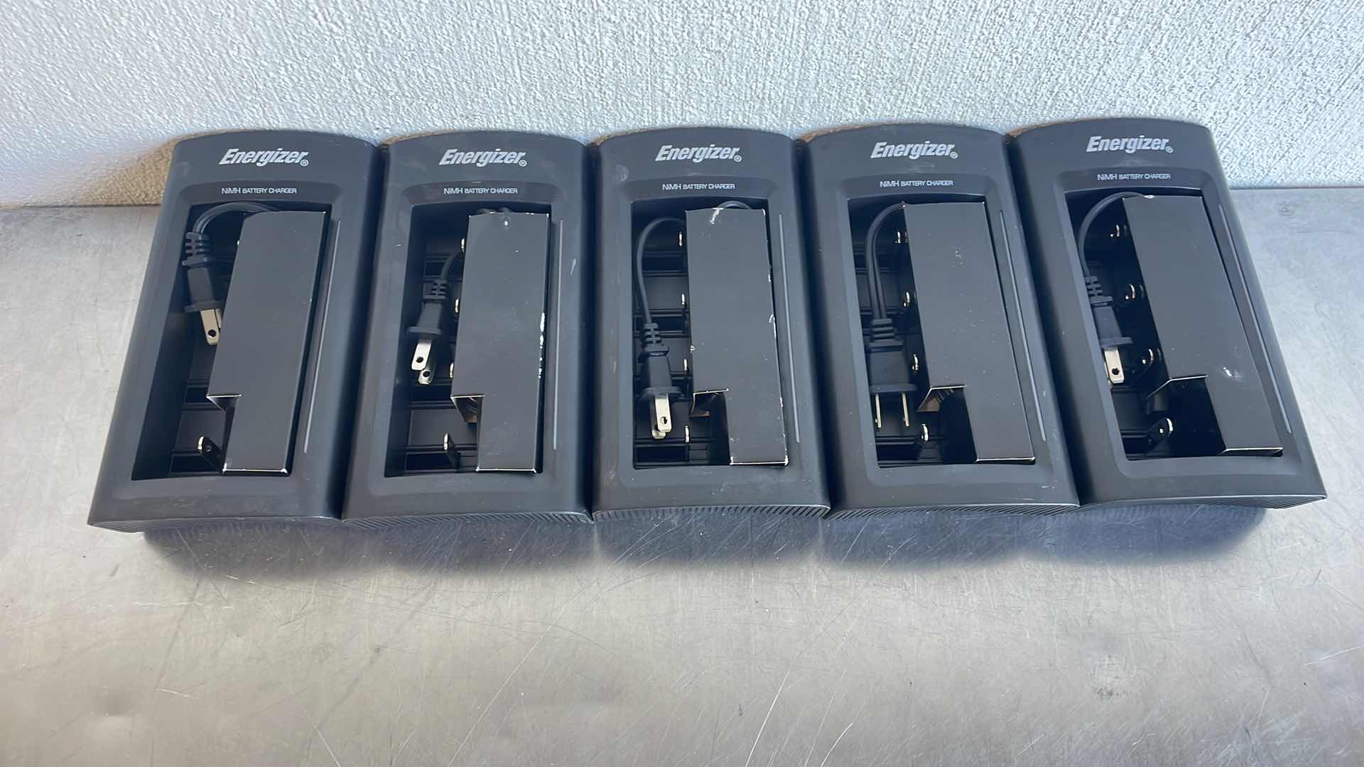 Photo 1 of ENERGIZER NIMH UNIVERSAL BATTERY CHARGER MODEL CHFC3 (5)