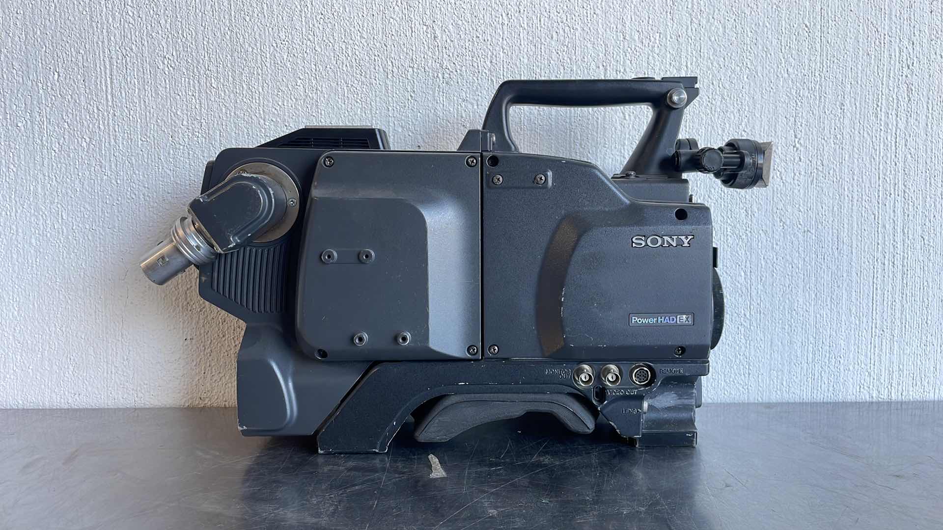 Photo 3 of SONY DXC-D50WS DIGITAL VIDEO CAMERA W/ CA-TX50 ADAPTER 16:9/4:3 WIDESCREEN