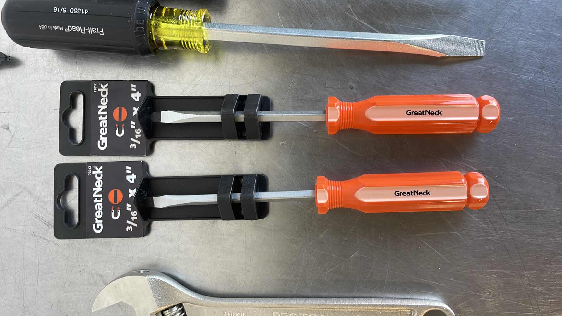 Photo 4 of SCREWDRIVERS, TORQX TOOL LOT