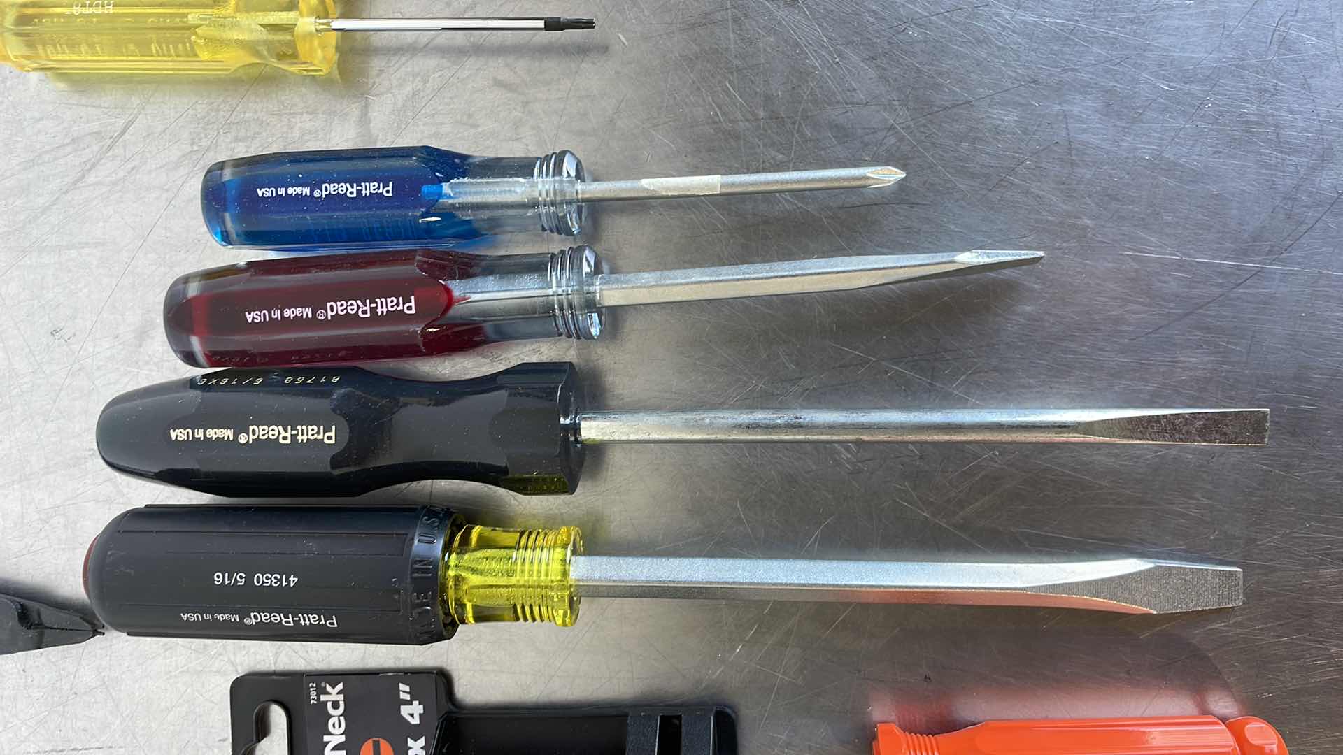 Photo 3 of SCREWDRIVERS, TORQX TOOL LOT