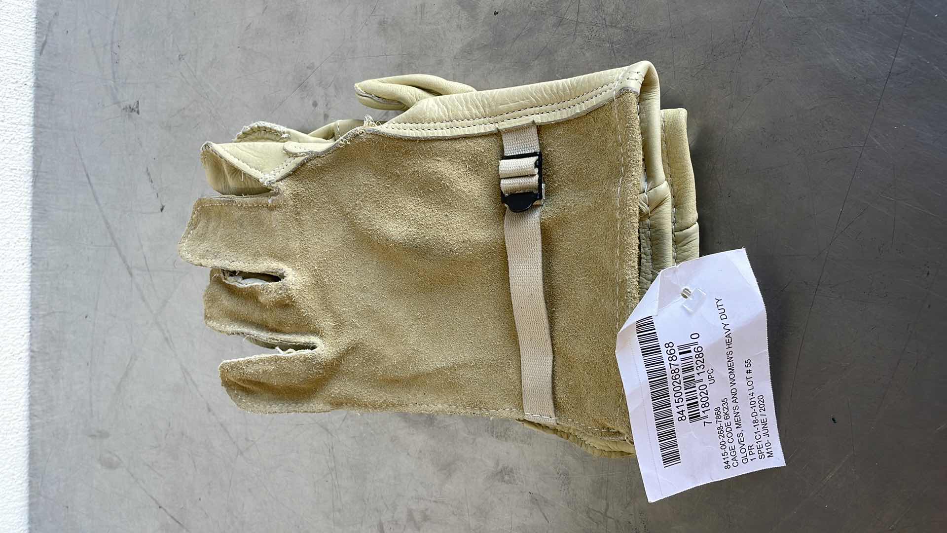 Photo 1 of CATTLEHIDE HEAVYDUTY GLOVES SIZE 5