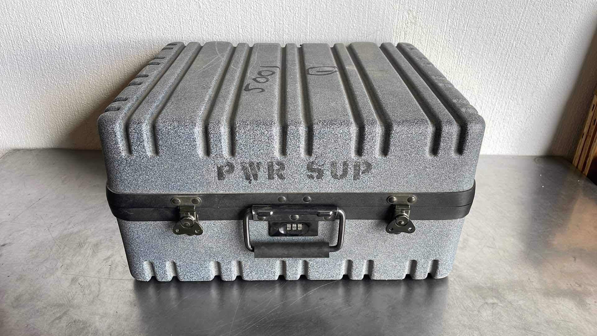 Photo 5 of BK Precision 1660 Tripled Outlet DC Power Supply WITH CASE