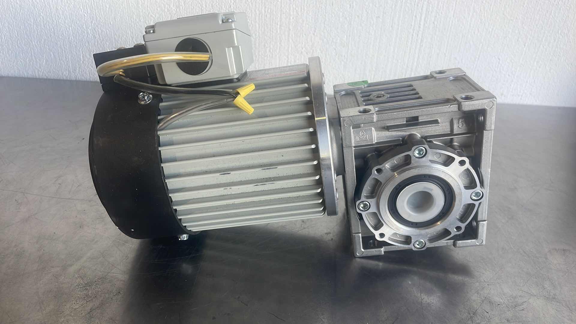 Photo 4 of TAIWAN LI MING MACHINERY CO. LIMING MOTOR SNEOM50 1KW 480V