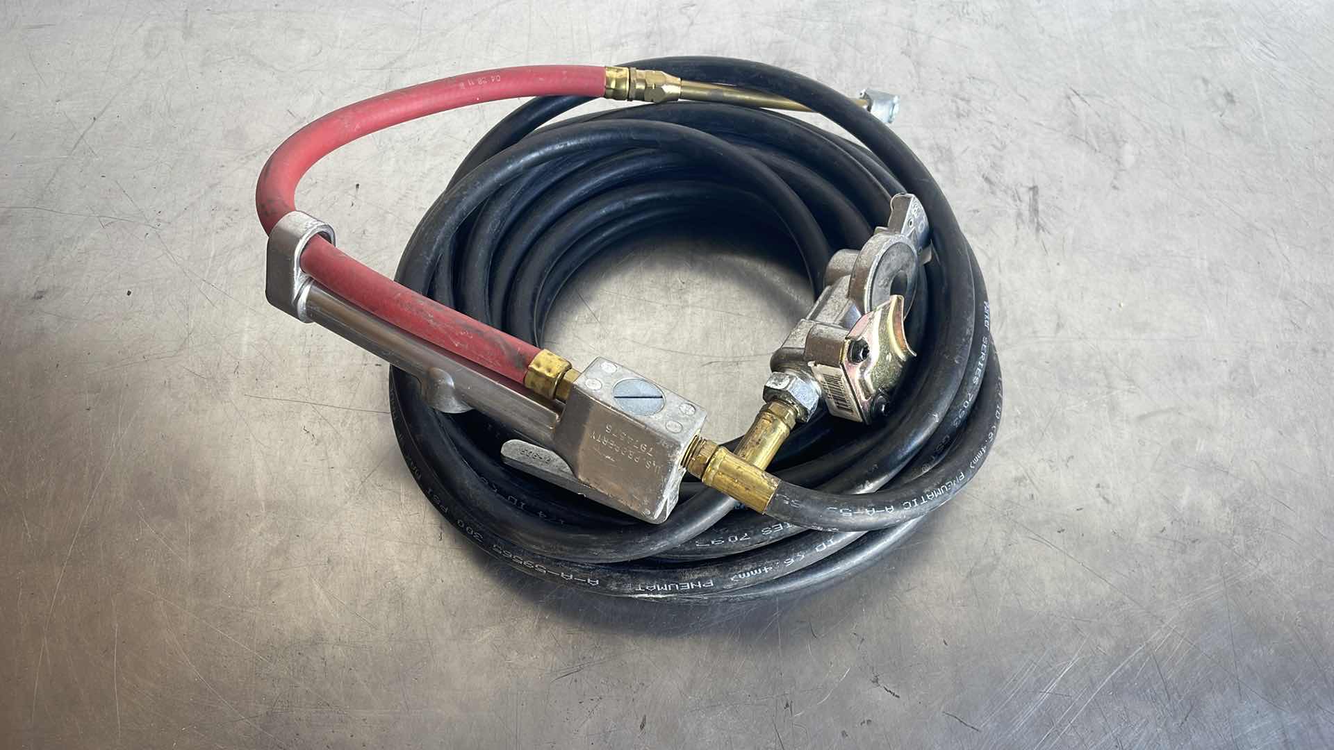 Photo 1 of MILTON S-506 INFLATOR GAUGE W/ PARKER 1/4” 300PSI HOSE & PHILLIPS GLADHAND CONNECTOR