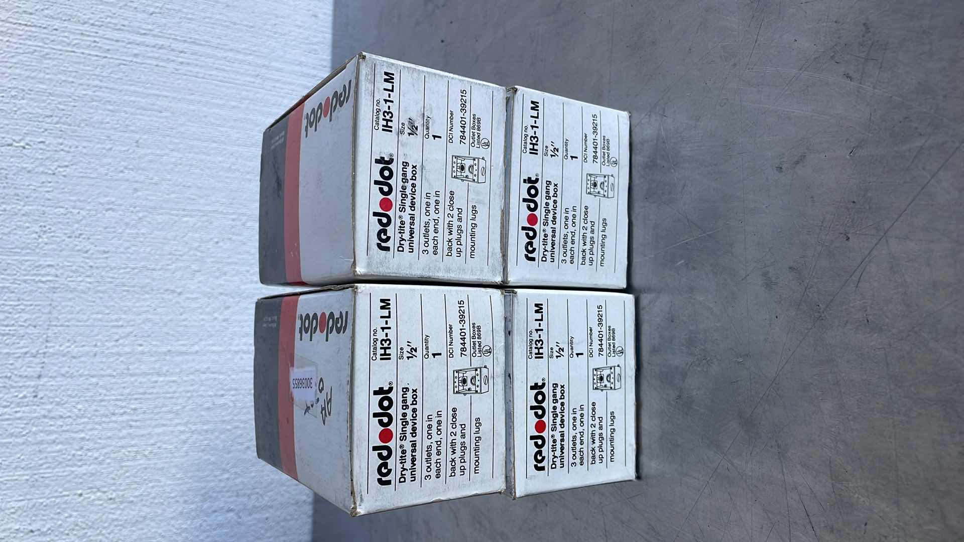 Photo 1 of REDDOT DRYTITE SINGLE GANG UNIVERSAL DEVICE BOX 1/2” 
IH3-1-LM (4)