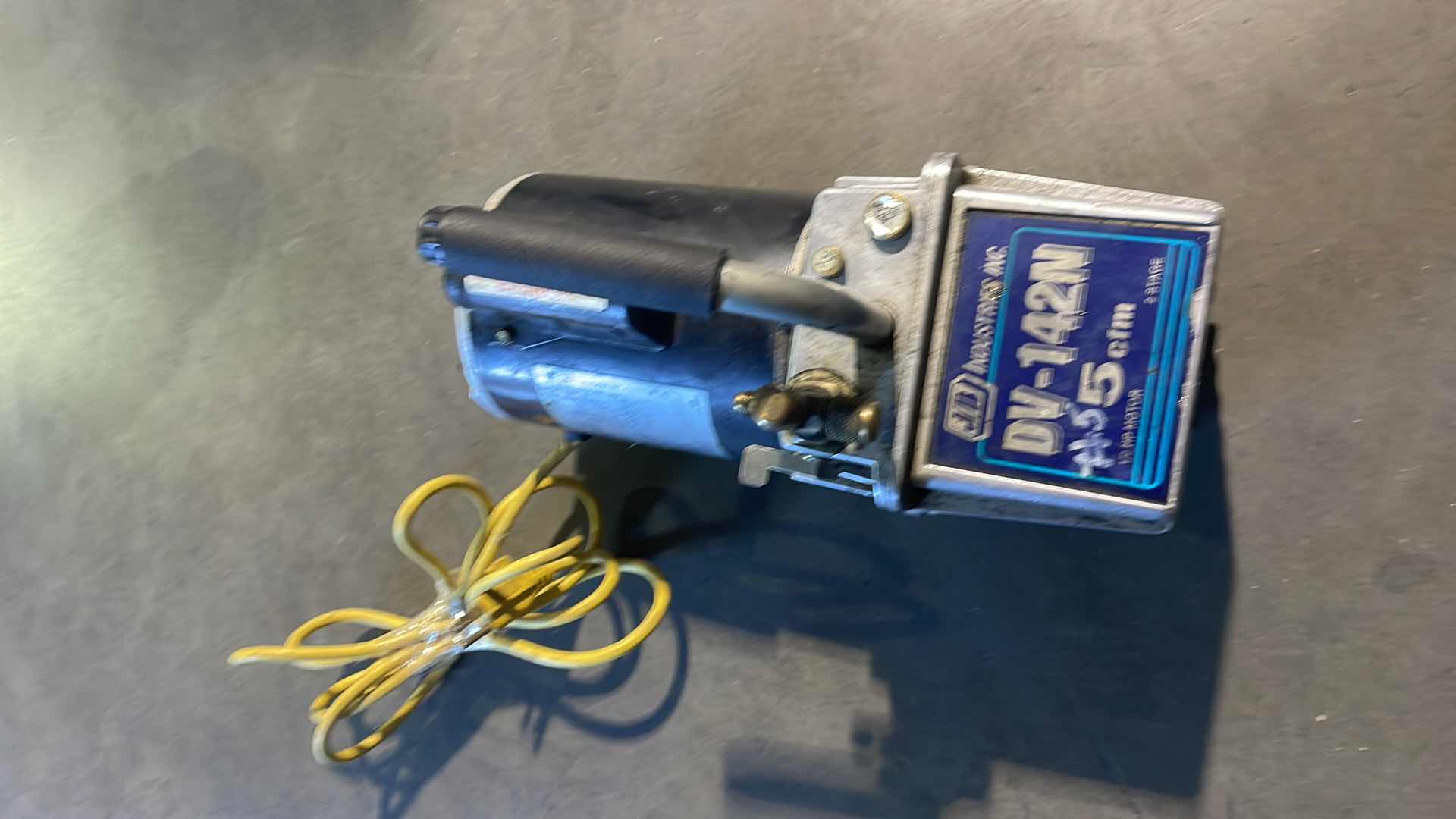 Photo 1 of JB INDUSTRIES VACUUM PUMP DV-142N 5-CFM 1/2 HP MOTOR 2 STAGE AIR CONDITIONING