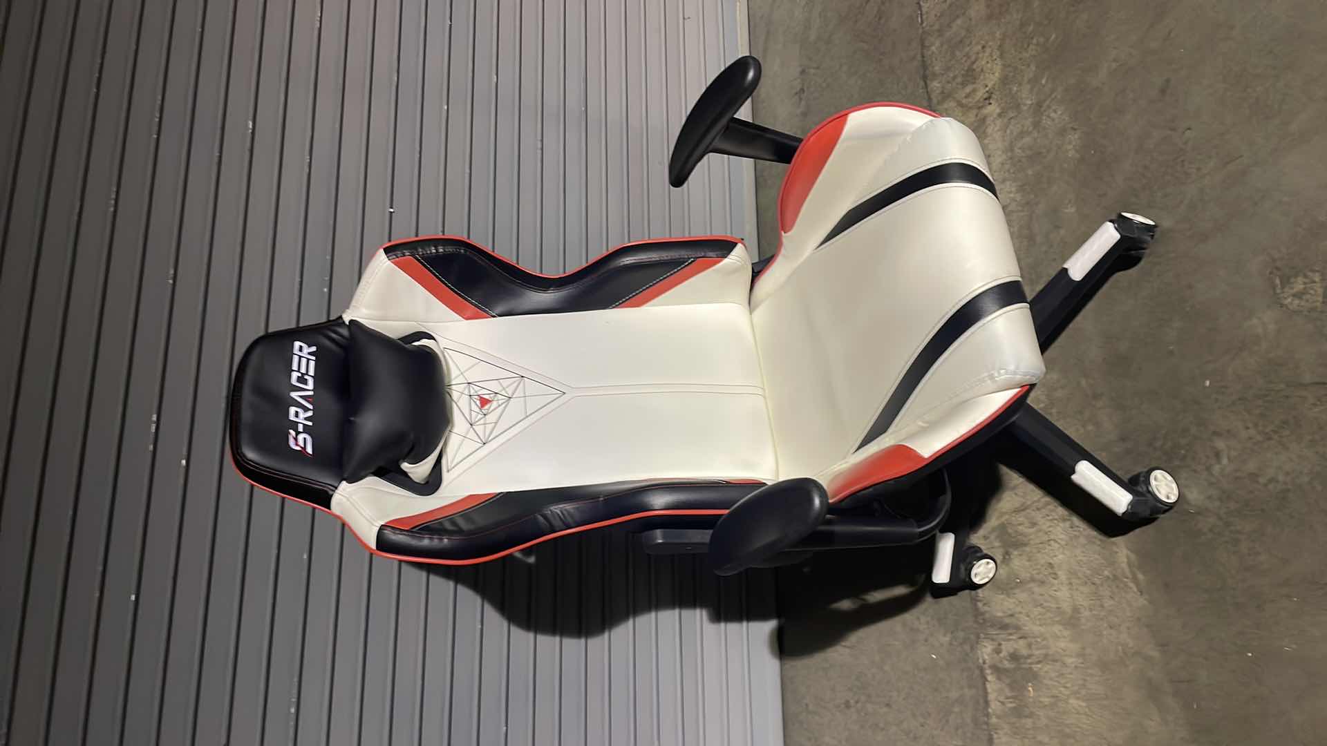 Photo 2 of S-RACER GAMING CHAIR