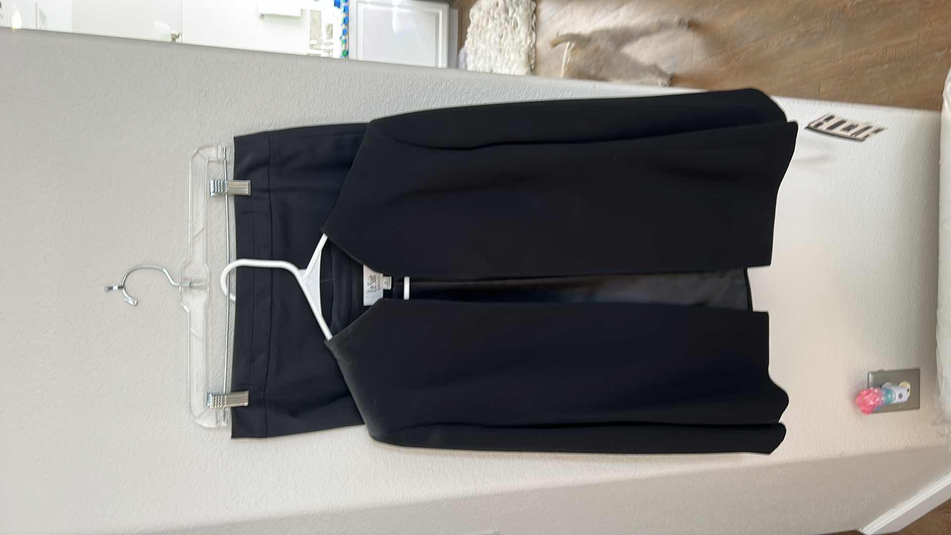 Photo 2 of NEW WOMENS CLOTHING - "LE SUIT" SIZE 6
