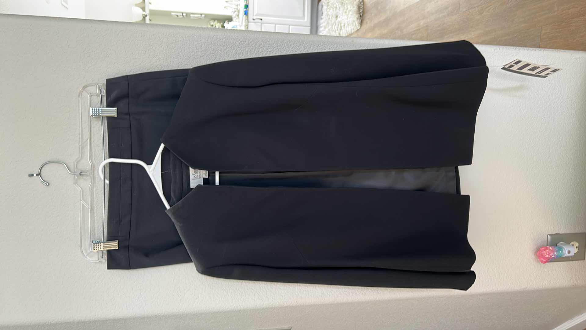 Photo 4 of NEW WOMENS CLOTHING - "LE SUIT" SIZE 6